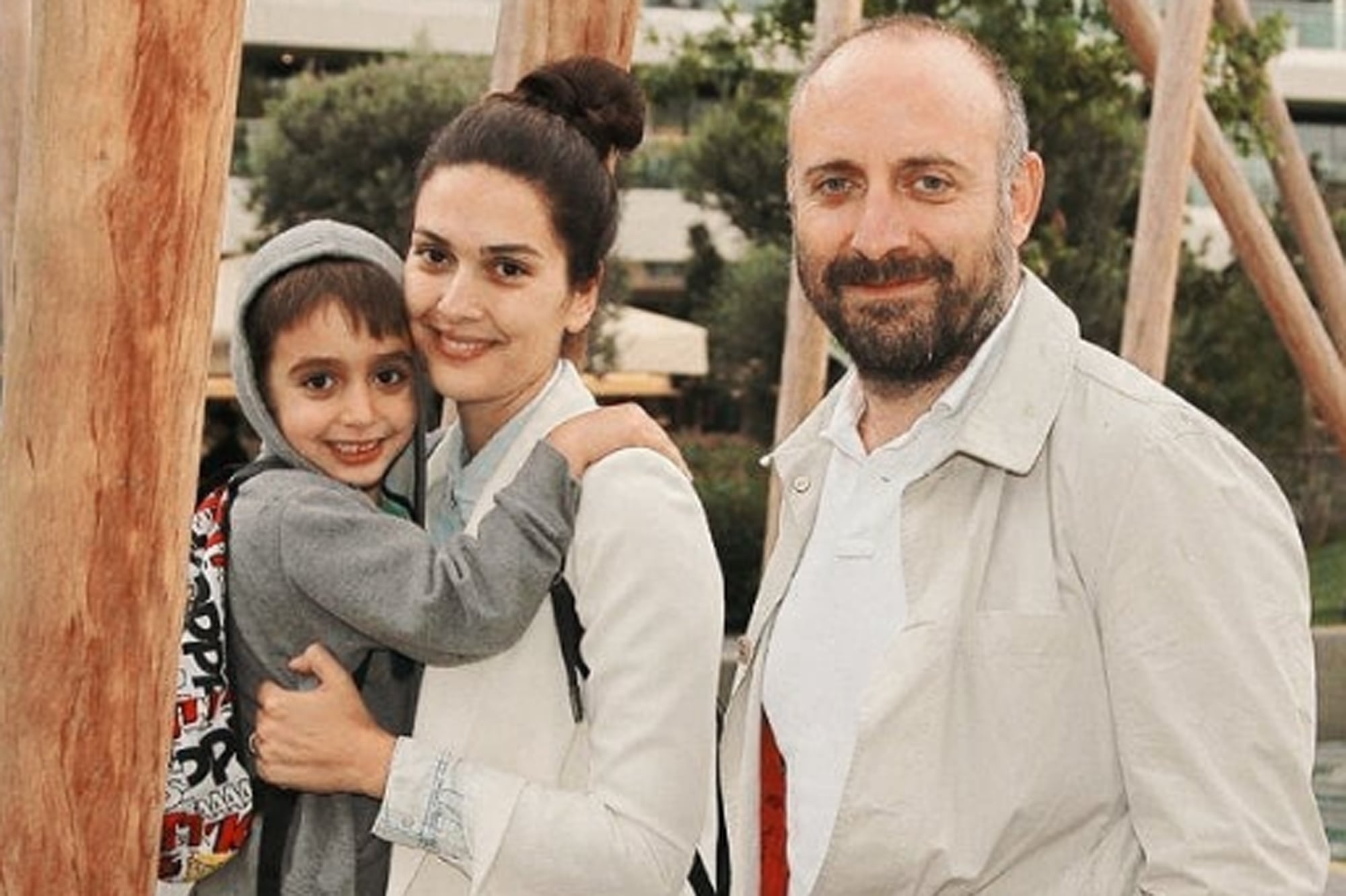 Los actores junto a uno de sus hijos