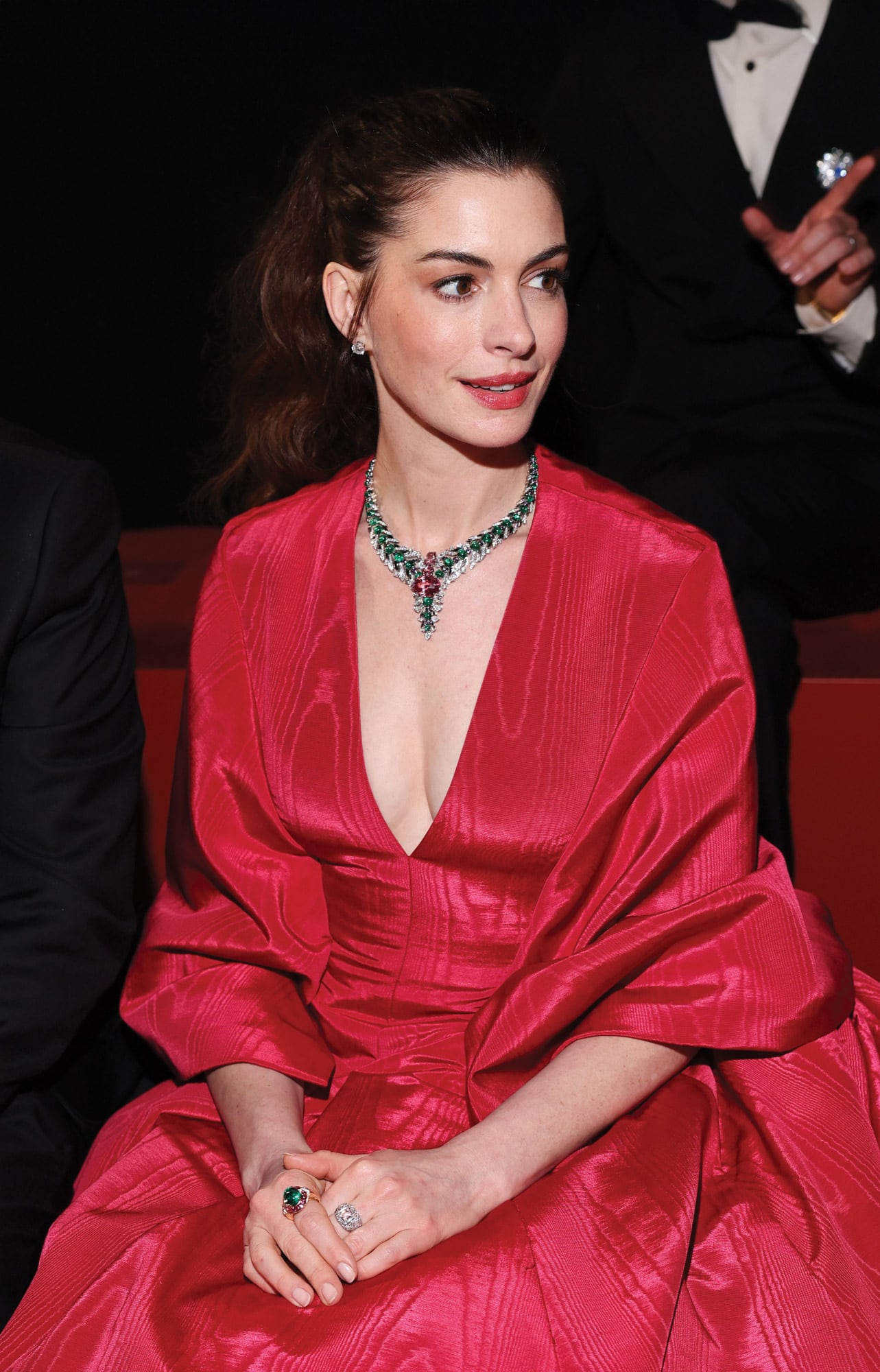 Anne Hathaway impactó con un voluminoso diseño
rojo de Valentino, al que le sumó un increíble collar de inspiración
floral, compuesto por diamantes, esmeraldas, ónix, zafiros morados
y zafiros rosas. La piedra principal es un zafiro Padparadscha de color
rosa anaranjado procedente de Sri Lanka, de 26,65 quilates