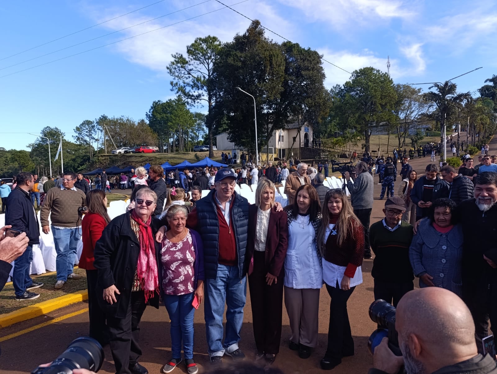 El gobernador Hugo Passalacqua junto a la intedenta y los vecinos, que fueron a celebrar los 87 años del pueblo