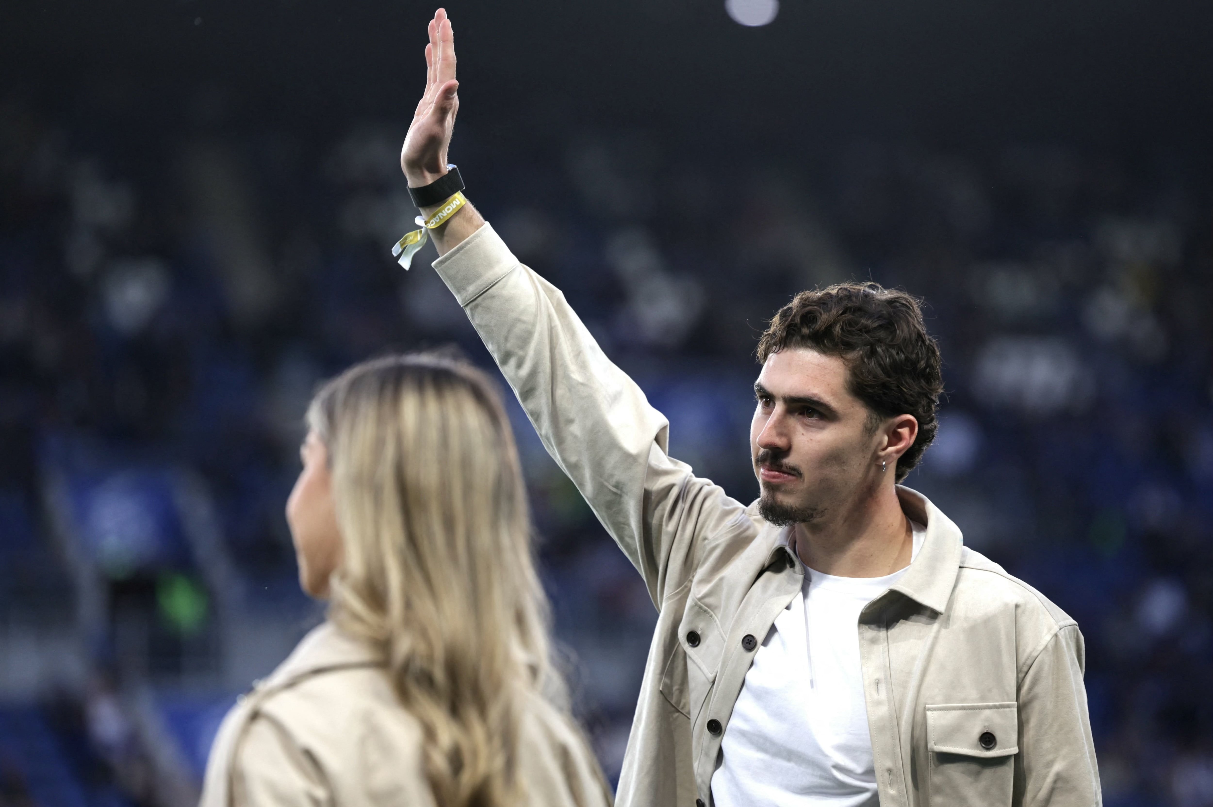 El reencuentro con los hinchas de Estrasburgo, pero desde el campo de juego de nuevo: con muletas, en una imagen emotiva, recibió el reconocimiento del club y los aplausos de los franceses.