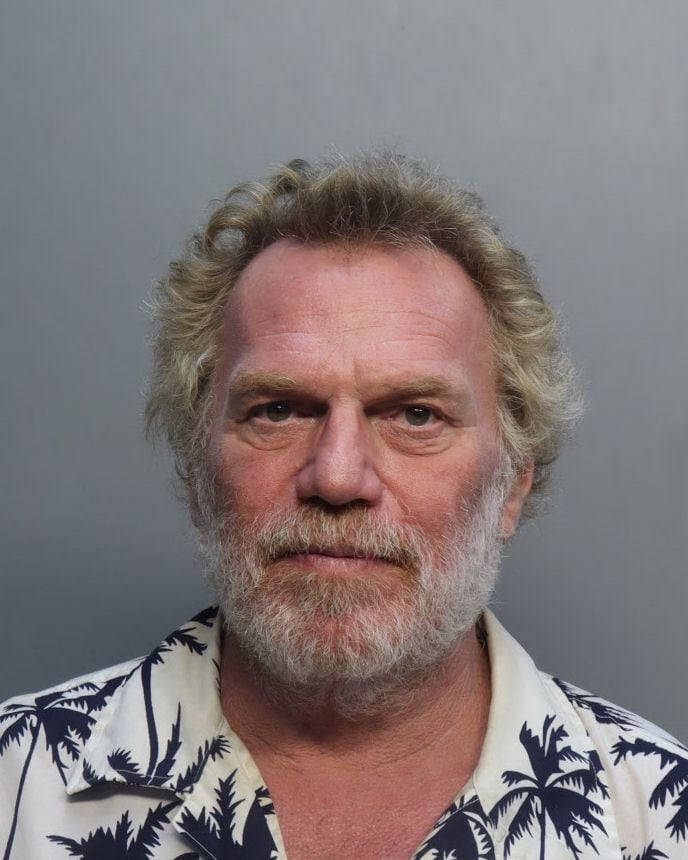 Bourn poseía un historial delictivo que se remonta a 2004 en Anchorage, Alaska, donde fue condenado por secuestro y abuso sexual de un menor