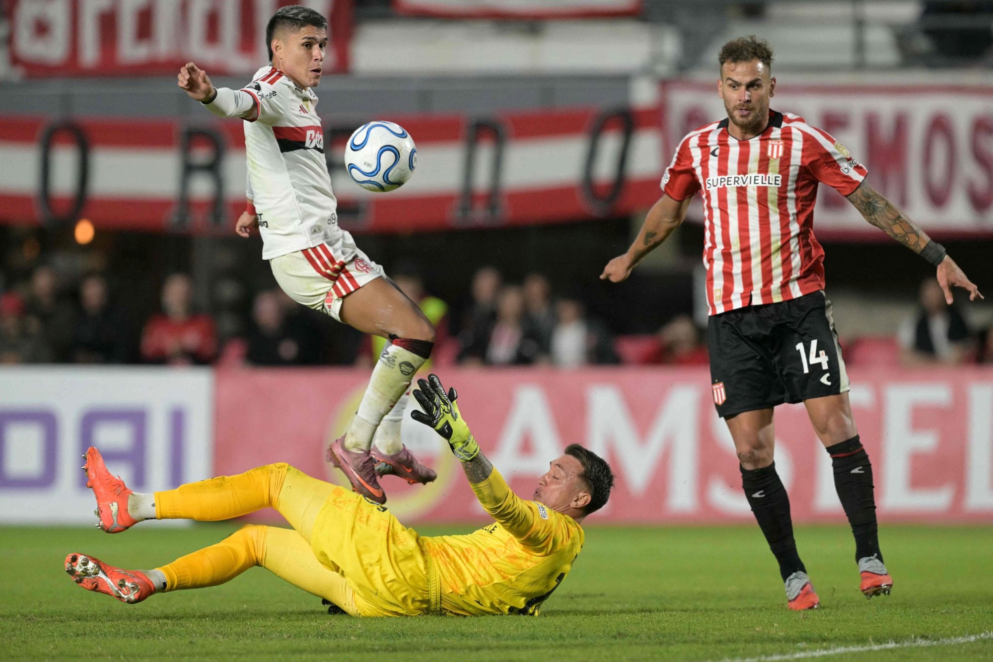 Una jugada decisiva: Fernando Muslera rechaza ante Luiz Araújo y Estudiantes empezará la jugada del gol del empate