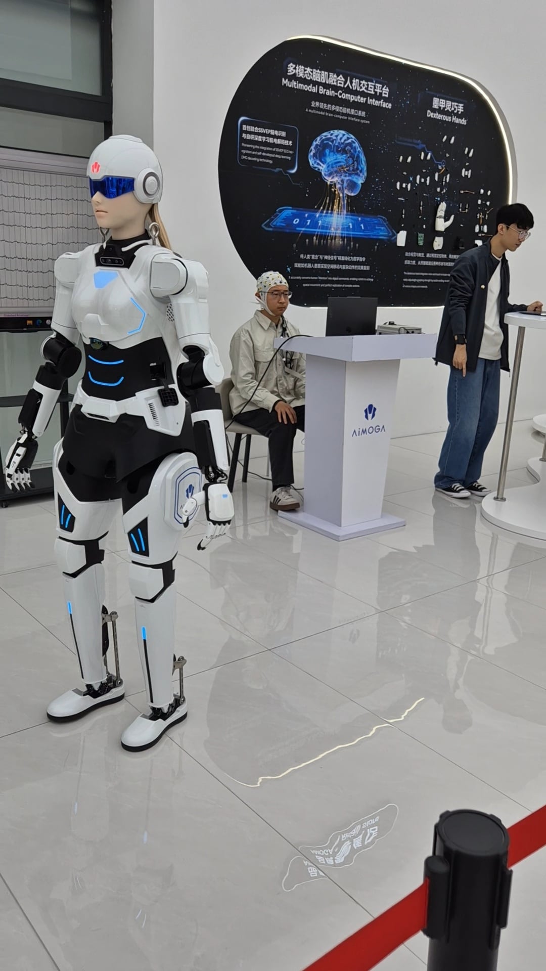 Un humanoide en el centro de desarrollo de robótica AiMoGa