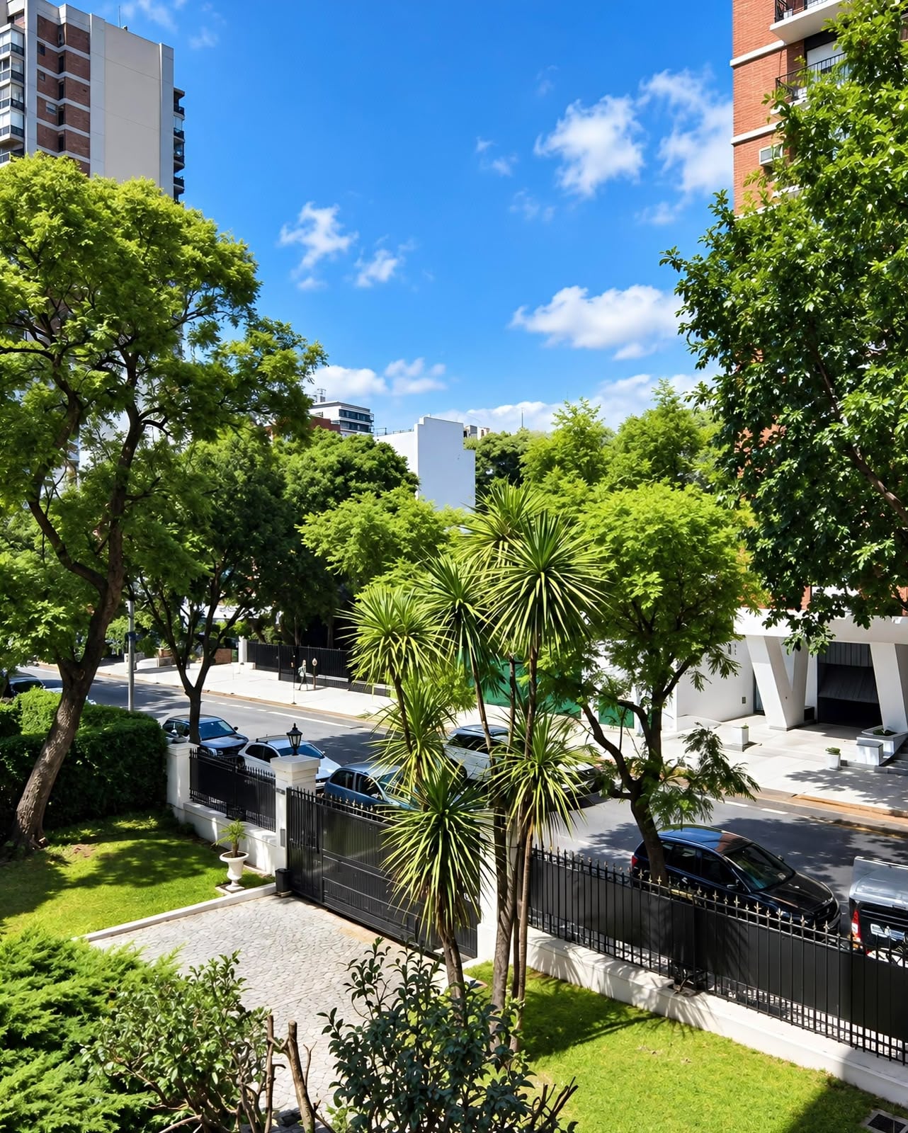 Se trata de imponente edificio ubicado sobre Superí al 1600