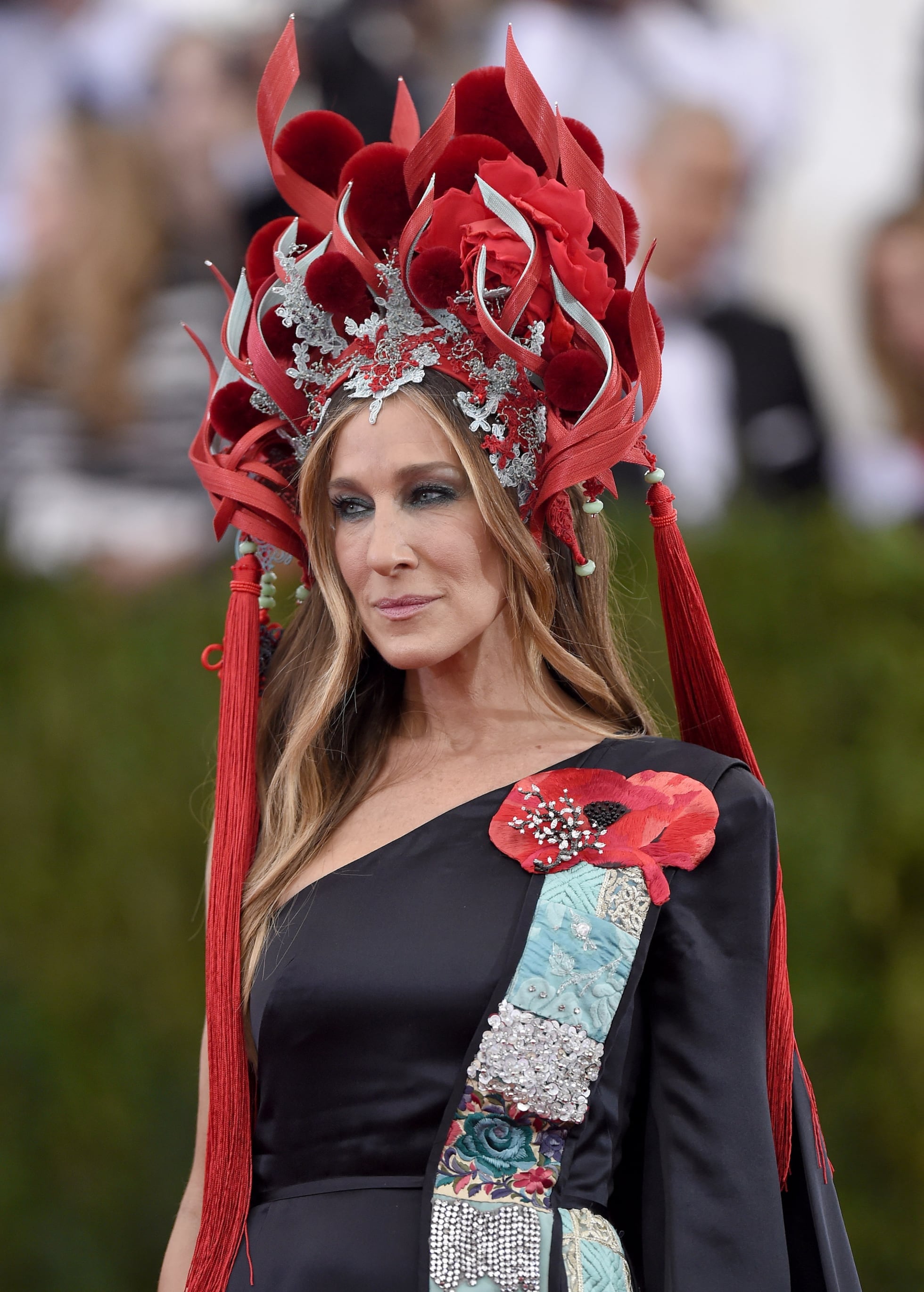 El tocado que Phillip Treacy diseñó para Sarah Jessica Parker, inspirado en la ‘mujer dragón’.