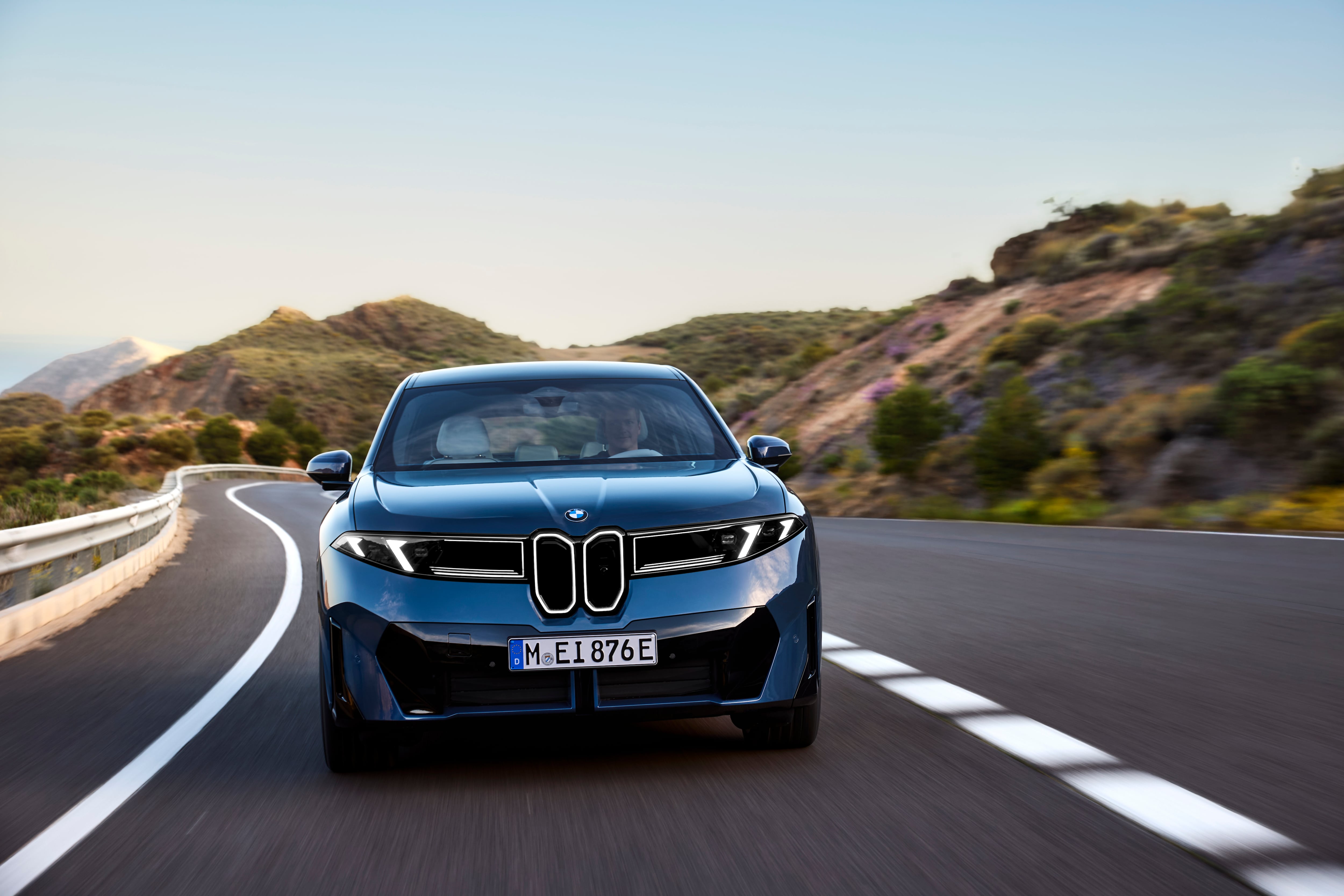 BMW Group oficializó la llegada del nuevo BMW iX3 40