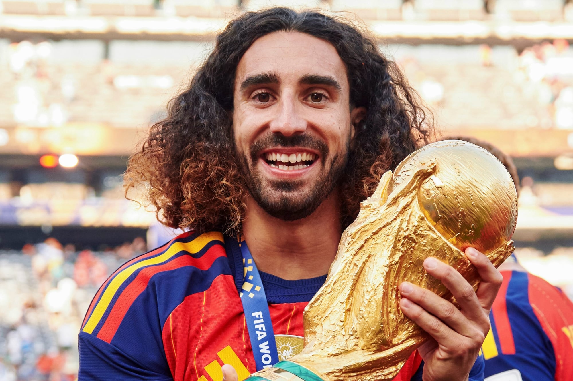 Marc Cucurella cumplió la promesa y se tatuó la cara de Luis de la Fuente
