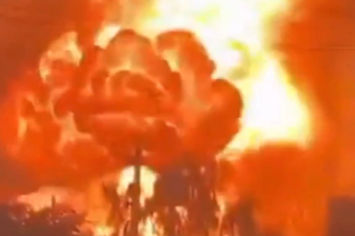 La desesperación en vivo de un vecino del depósito que explotó en Mariano Acosta: “Se acaba de caer el techo de mi casa”