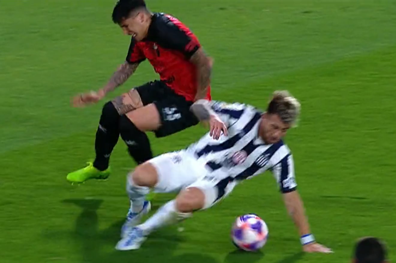 Facundo Farías, en la jugada que sufrió la primera rotura de ligamentos en una rodilla; fue jugando para Colón ante Talleres, en 2022
