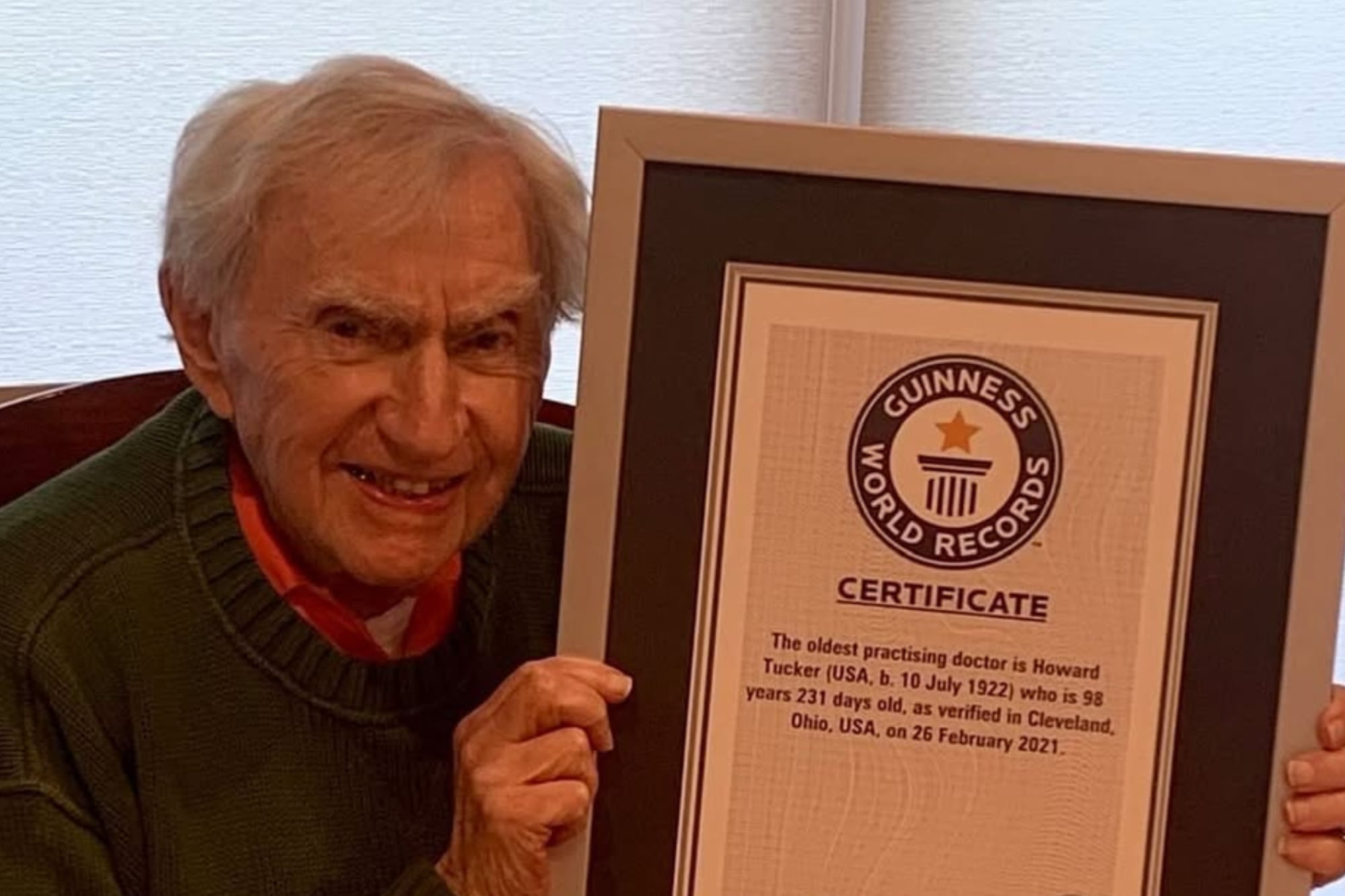 El Dr. Tucker recibió un Récord Guinness por ser el doctor en ejercicio más longevo del mundo (Foto: Instagram @drhowardtucker)
