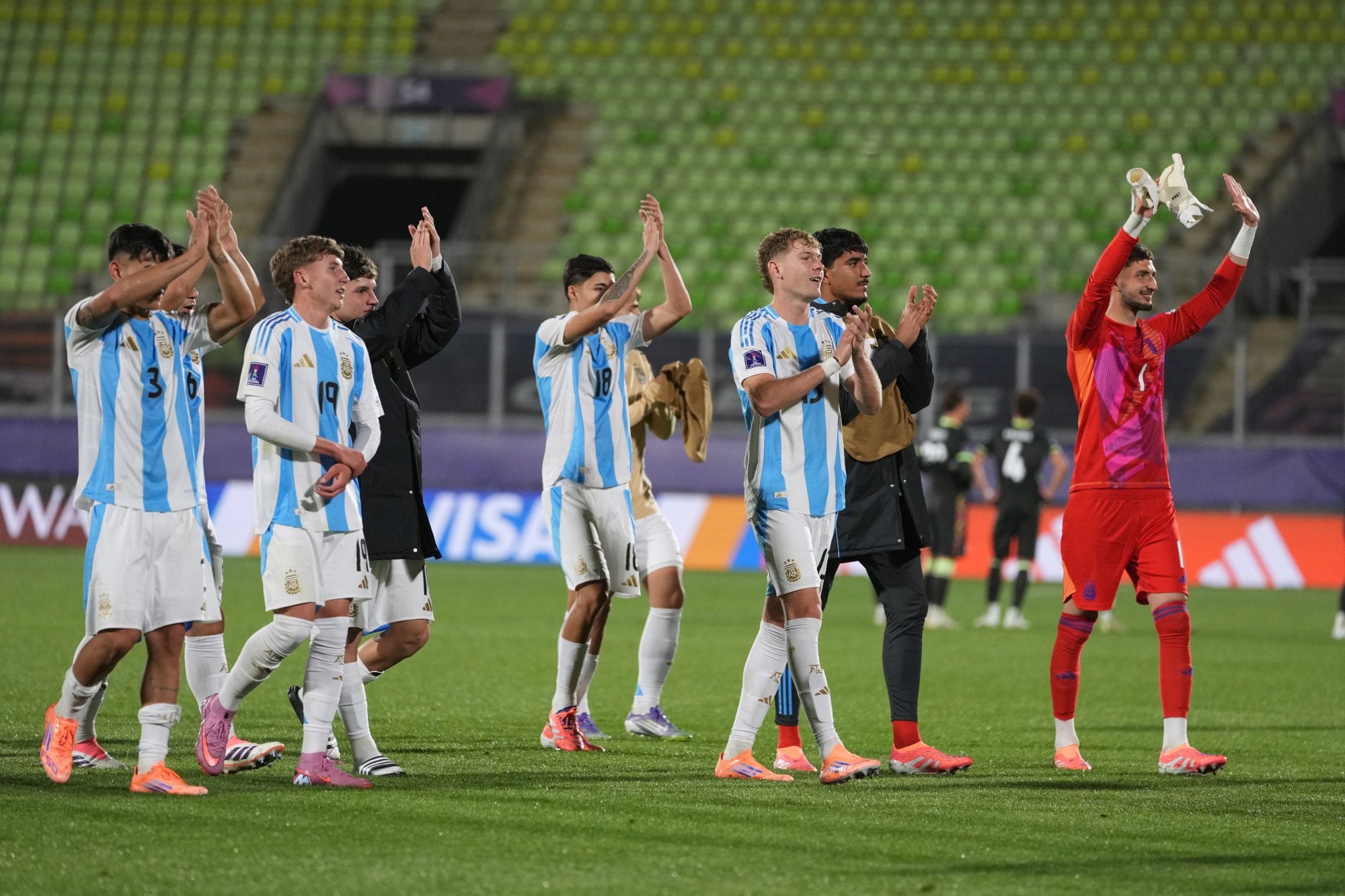 El saludo de los juveniles a los hinchas y a las familias que acompañan el plantel en el Mundial Sub 20 de Chile; el sábado, la Argentina definirá con Italia al ganador del Grupo D