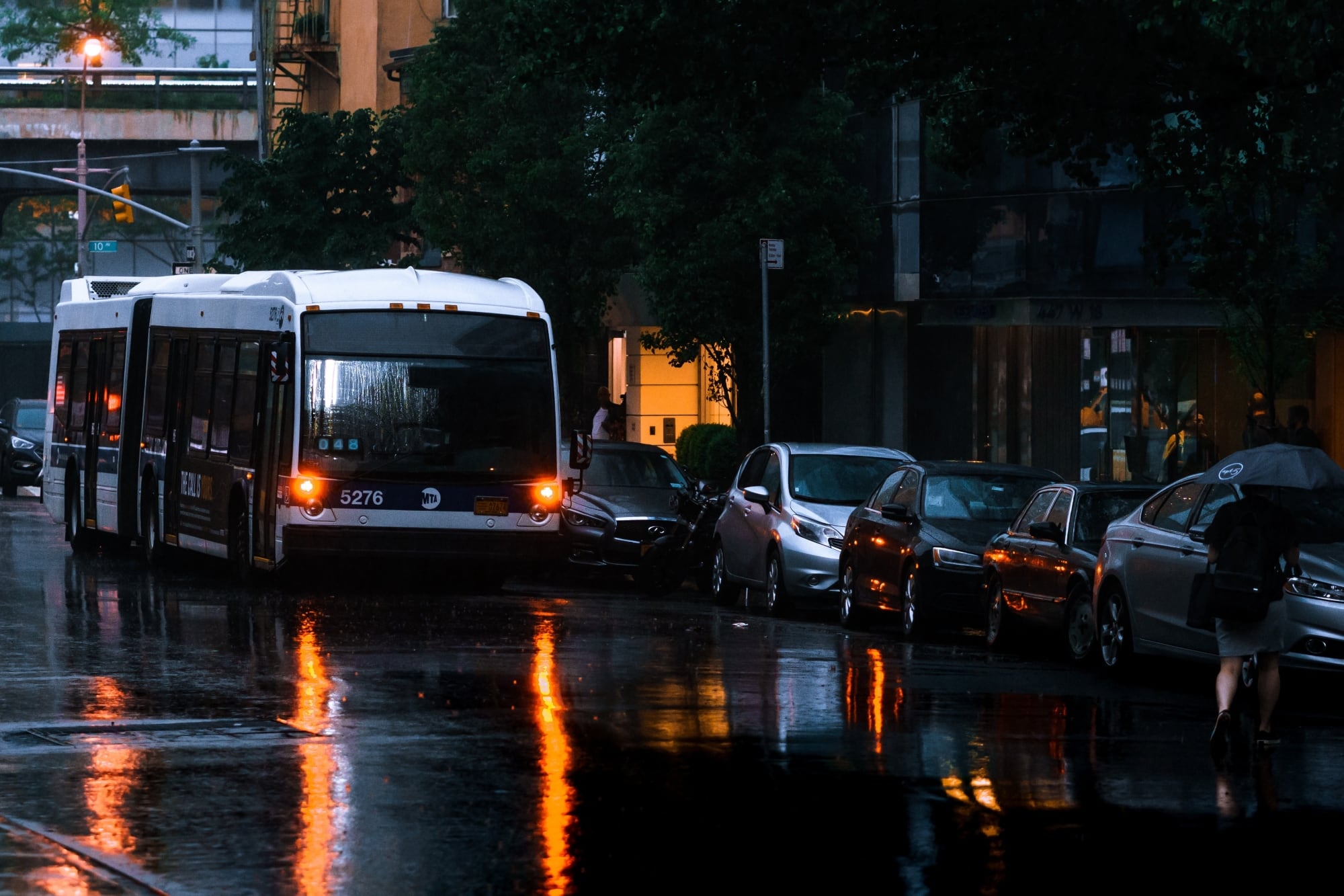 Los nuevos carriles dobles para autobuses se extienden desde la calle 23 Este hasta la calle 42 Este en Madison Avenue