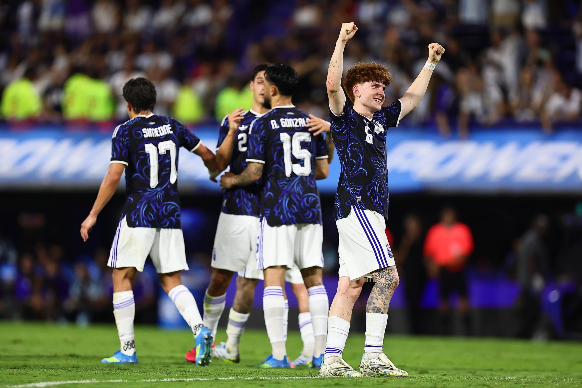Valentín Barco festeja su primer gol en la selección argentina mayor; el resto del equipo le dejó en general una impresión positiva a Scaloni, que lo vio volver a competir tras la actuación fallida contra Mauritania.