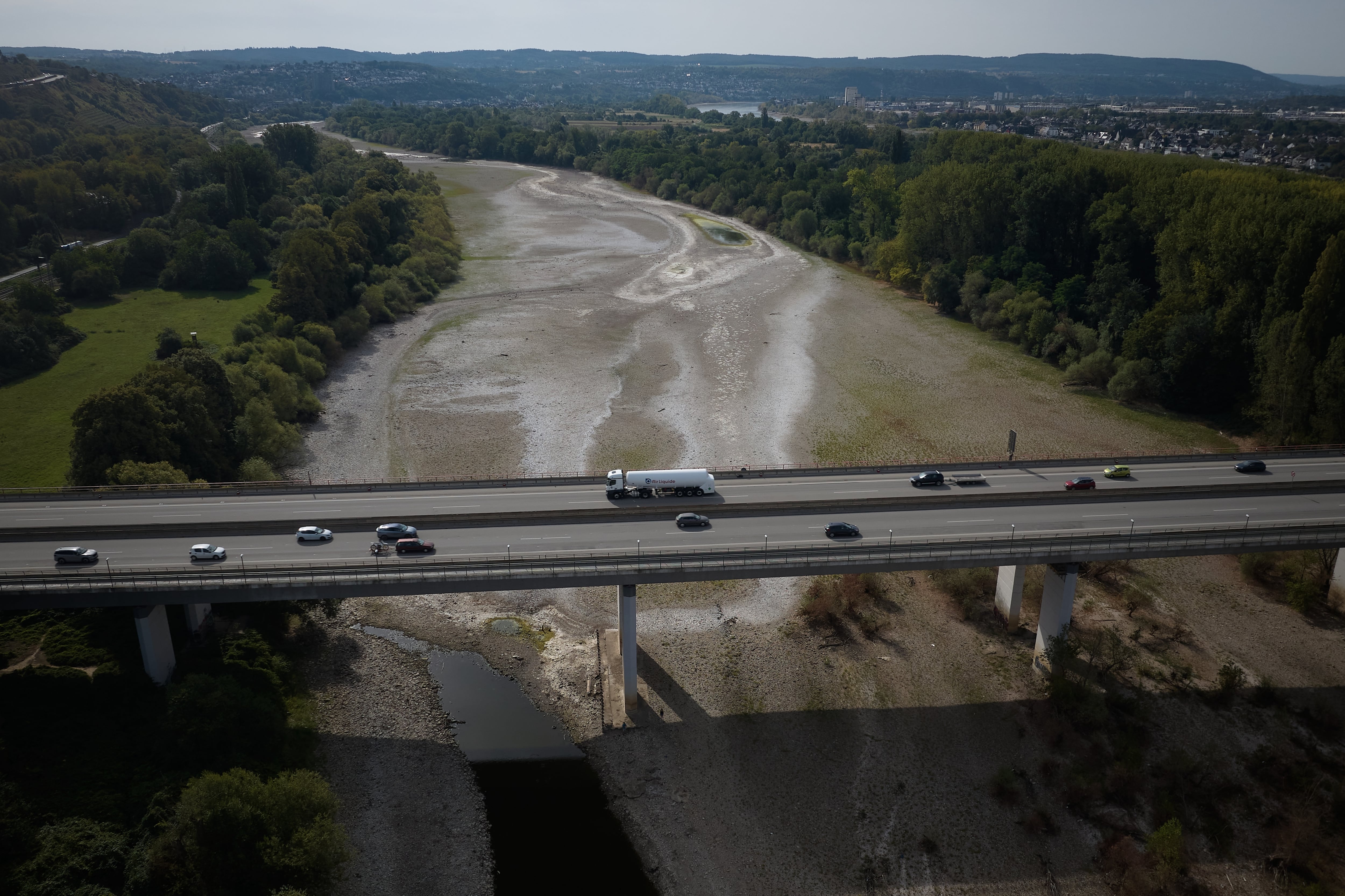 El río Rin discurre con escaso caudal cerca de Bendorf, Alemania