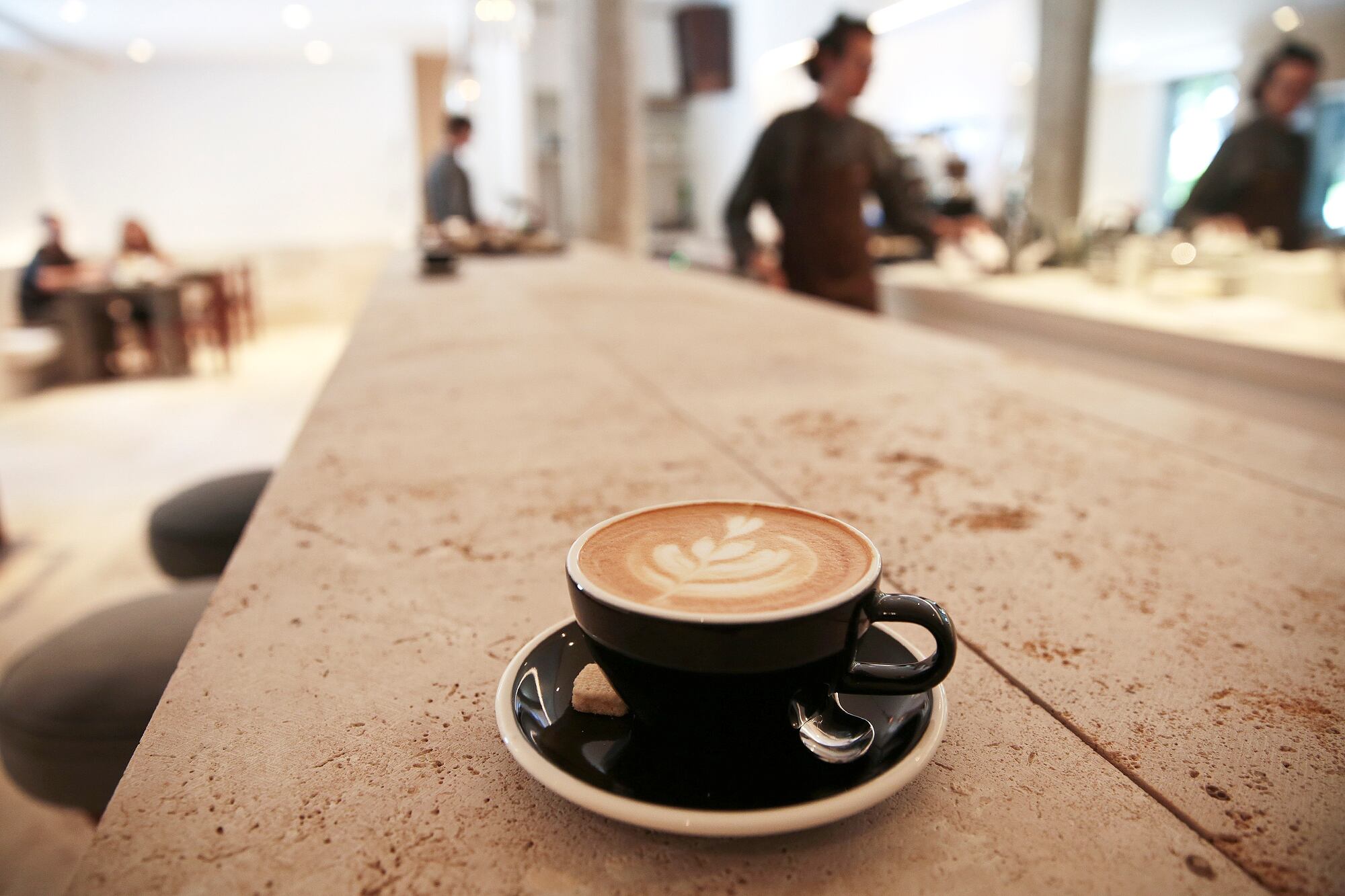 Un consumo diario de hasta 400 mg de cafeína (lo que equivale a entre tres y cinco tazas de café) representa una dosis moderada y segura para adultos