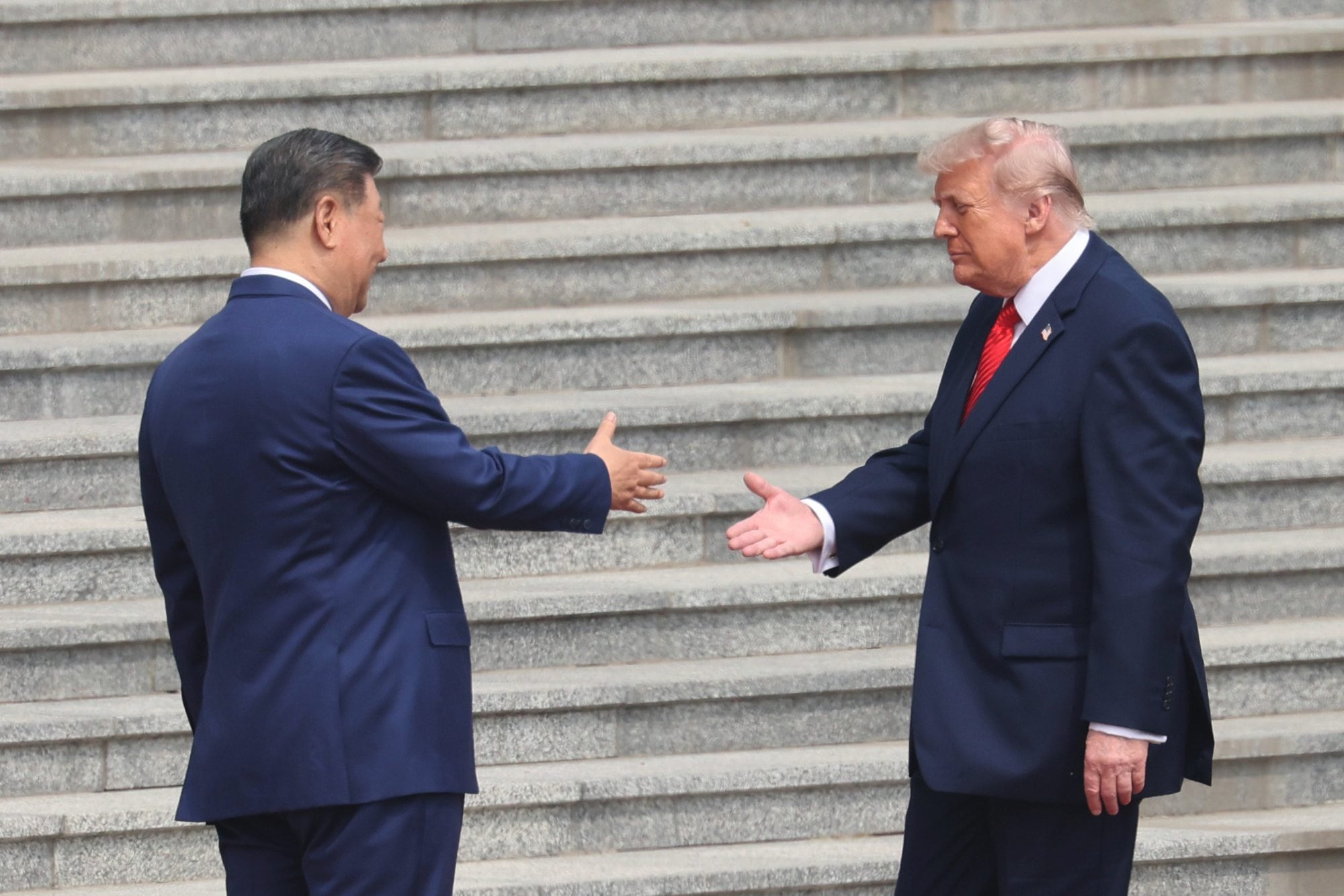 Los presidente Xi Jinping y Donald Trump se saludan en Pekín antes de su primera reunión en la capital china