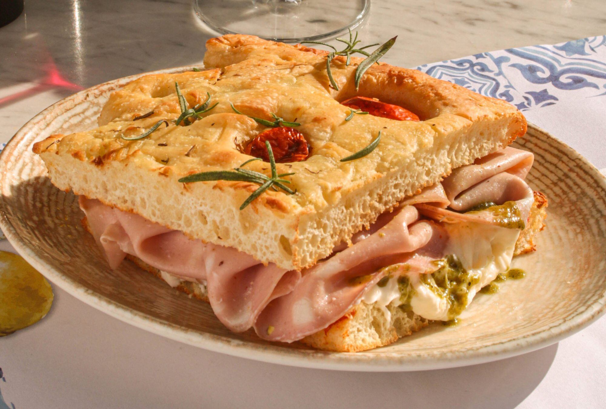 Focaccia con mortadela con pistacho