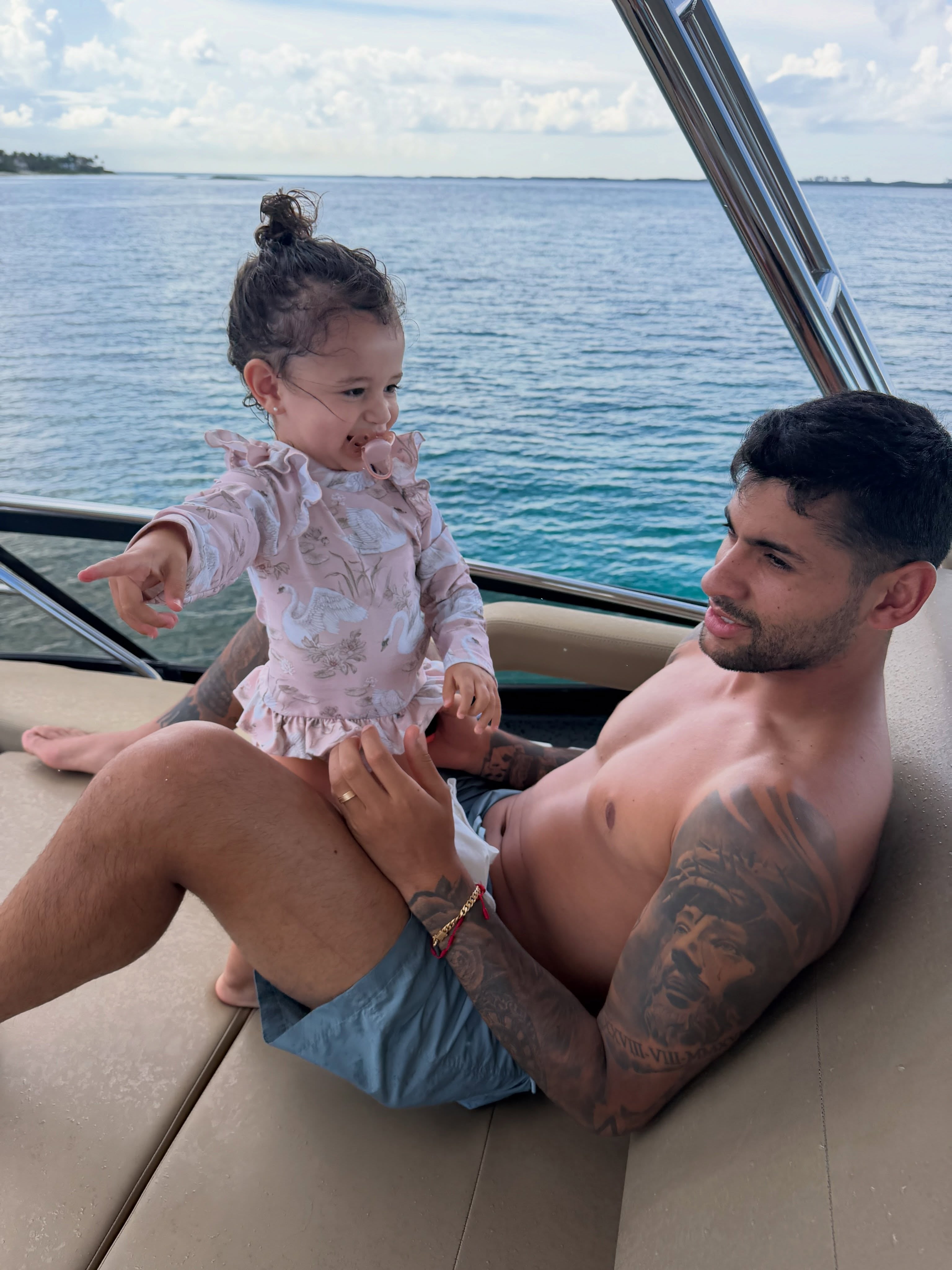 La pequeña Lucy de un año se mostró encantada con el mar (Foto: Instagram @cutiromero2)