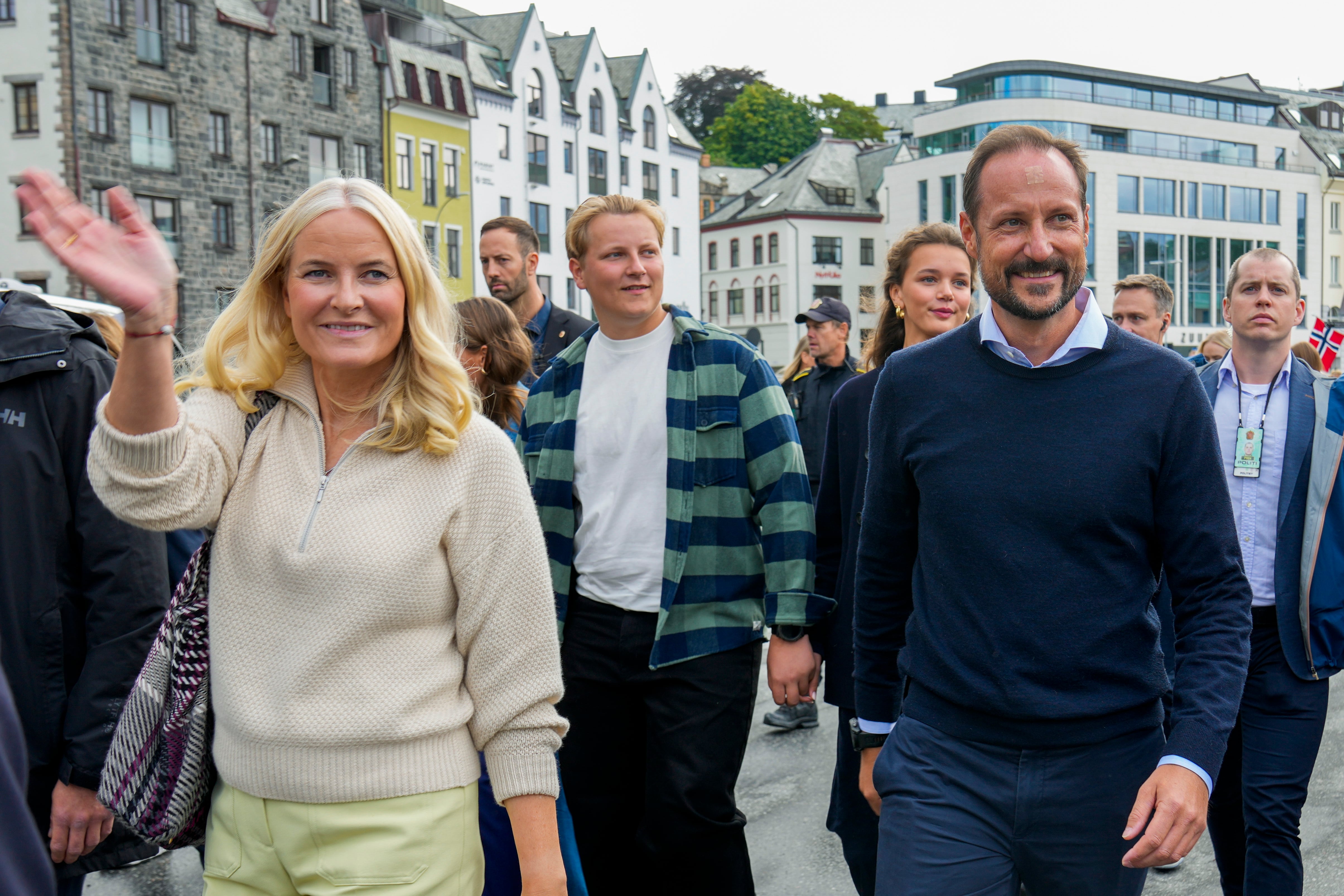 El príncipe heredero de Noruega, Haakon y la princesa heredera Mette-Marit, en Alesund, Noruega, el viernes 30 de agosto de 2024
