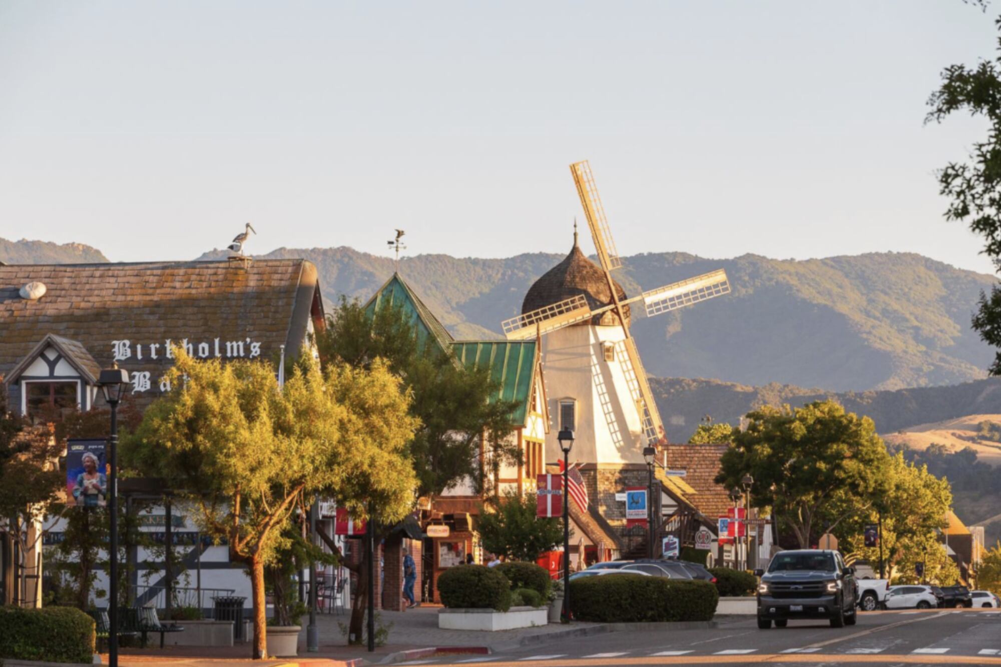 Su arquitectura de madera y molinos es un ícono turístico