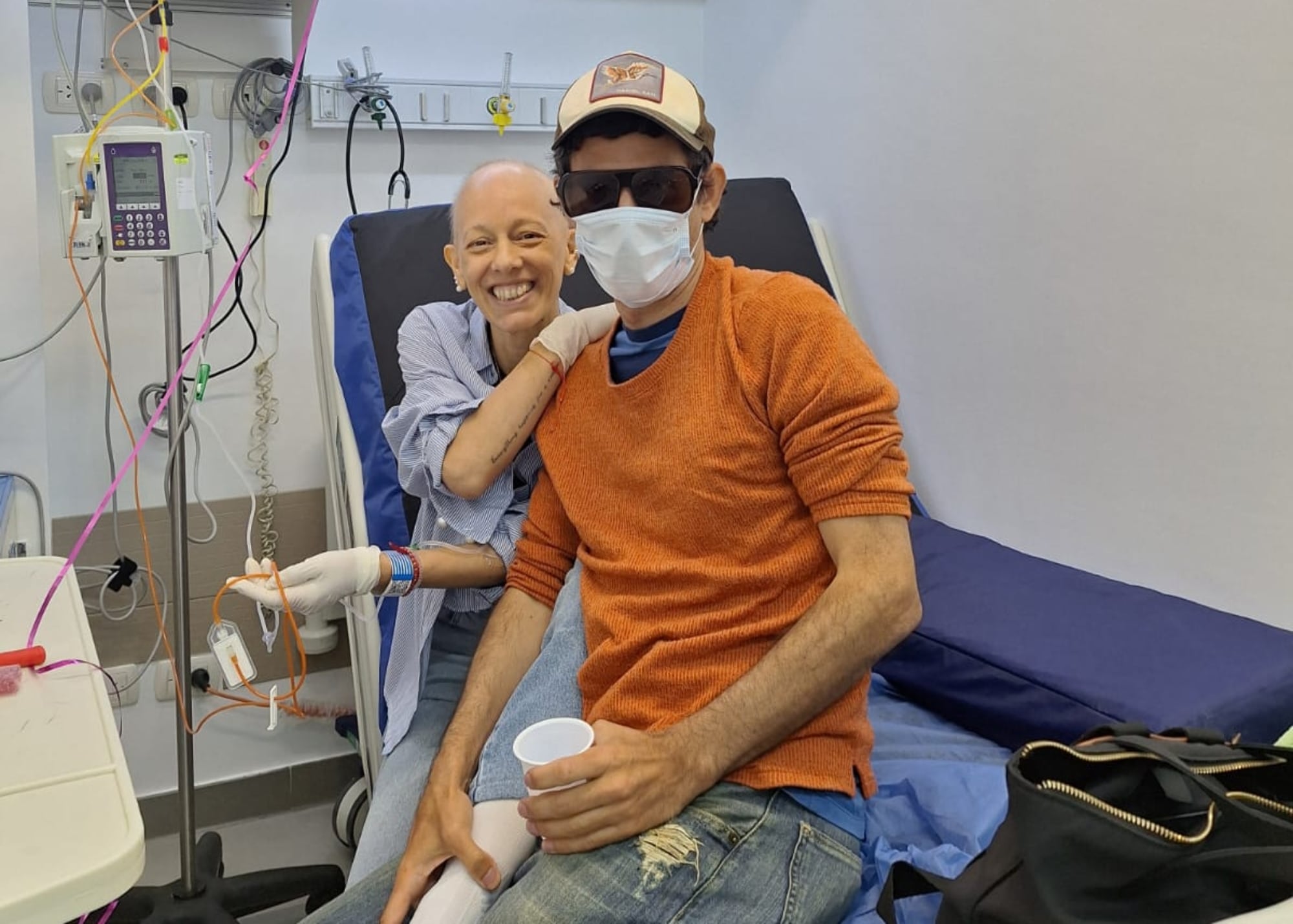 Juan Andrés acompañando a Malvina durante las quimios.