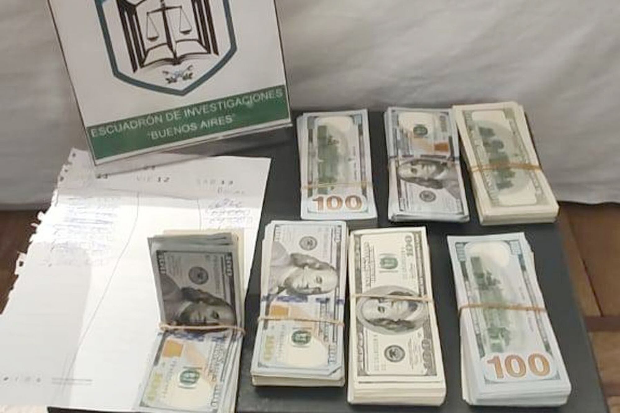Parte del dinero secuestrado por la Gendarmería Nacional