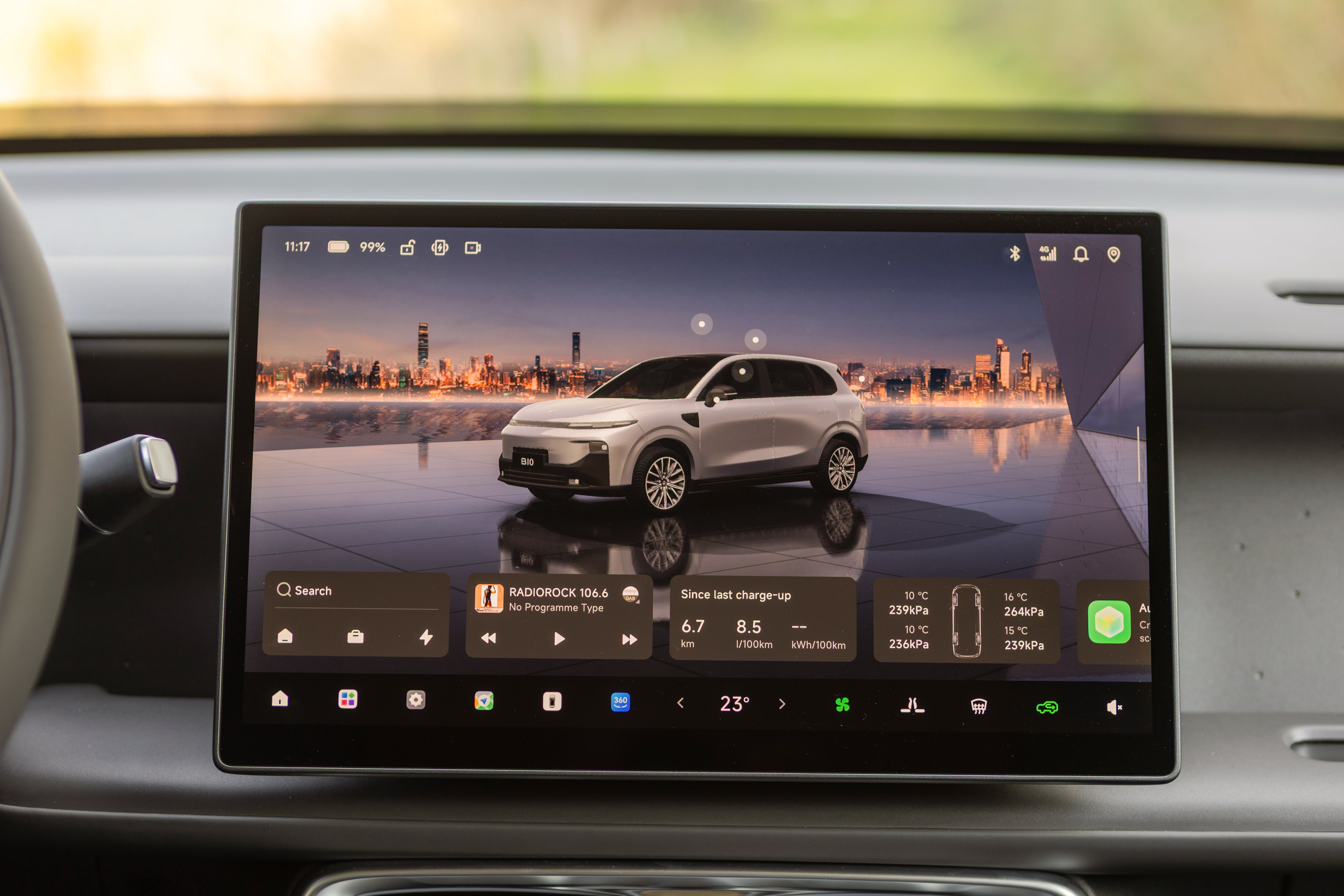 La pantalla táctil de 14,6″ es compatible con Apple CarPlay y Android Auto