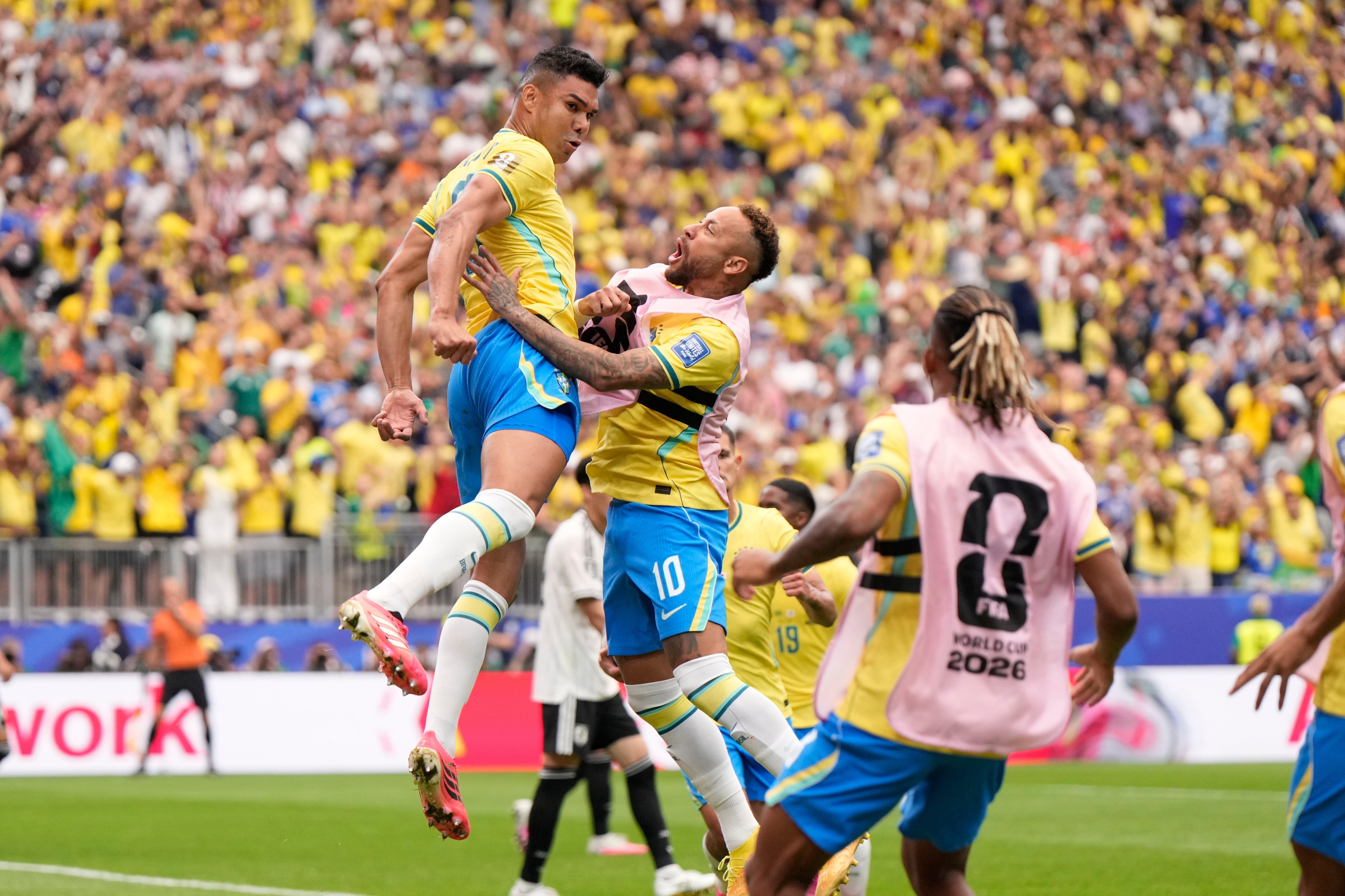 Casemiro (izquierda) celebra tras anotar un gol para Brasil ante Japón en el partido de la ronda de 16vos de final contra Brasil, el lunes 29 de junio de 2026, en Houston. (AP Foto/Ashley Landis)