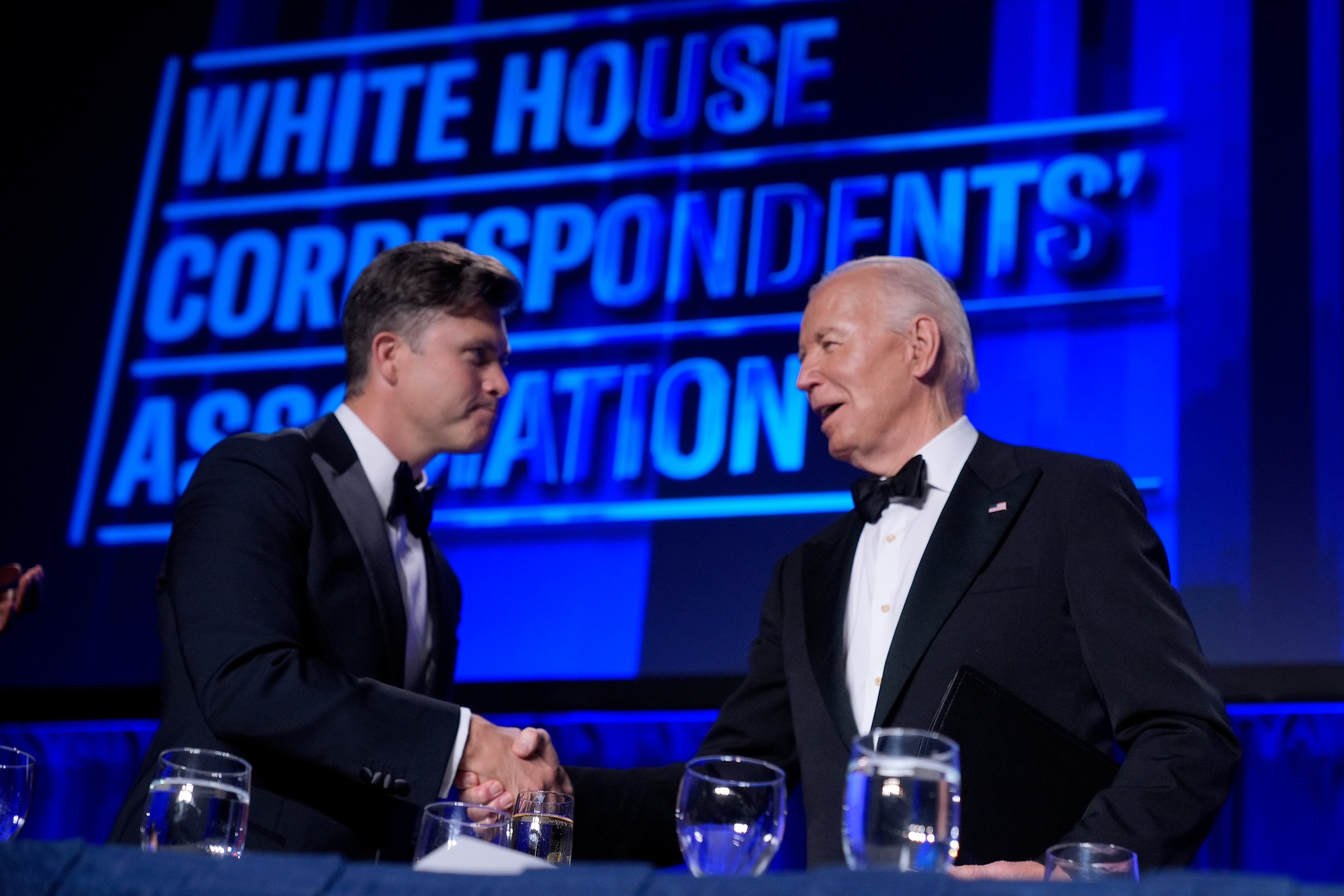 El presidente de Estados Unidos, Joe Biden, presenta a Colin Jost en la cena de la Asociación de Corresponsales de la Casa Blanca en el hotel Washington Hilton, el sábado 27 de abril de 2024 en Washington.