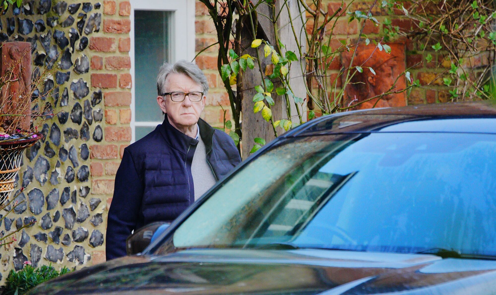 Peter Mandelson sale de su casa en Wiltshire, Inglaterra