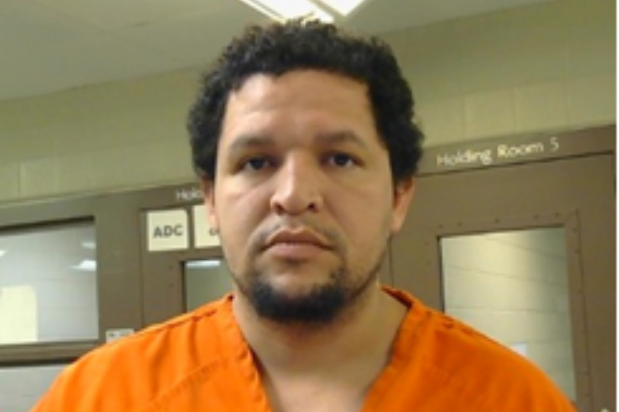 El segundo detenido, Acosta, enfrenta cargos abiertos por distribución de sustancias ilegales, según detalló el mismo organismo