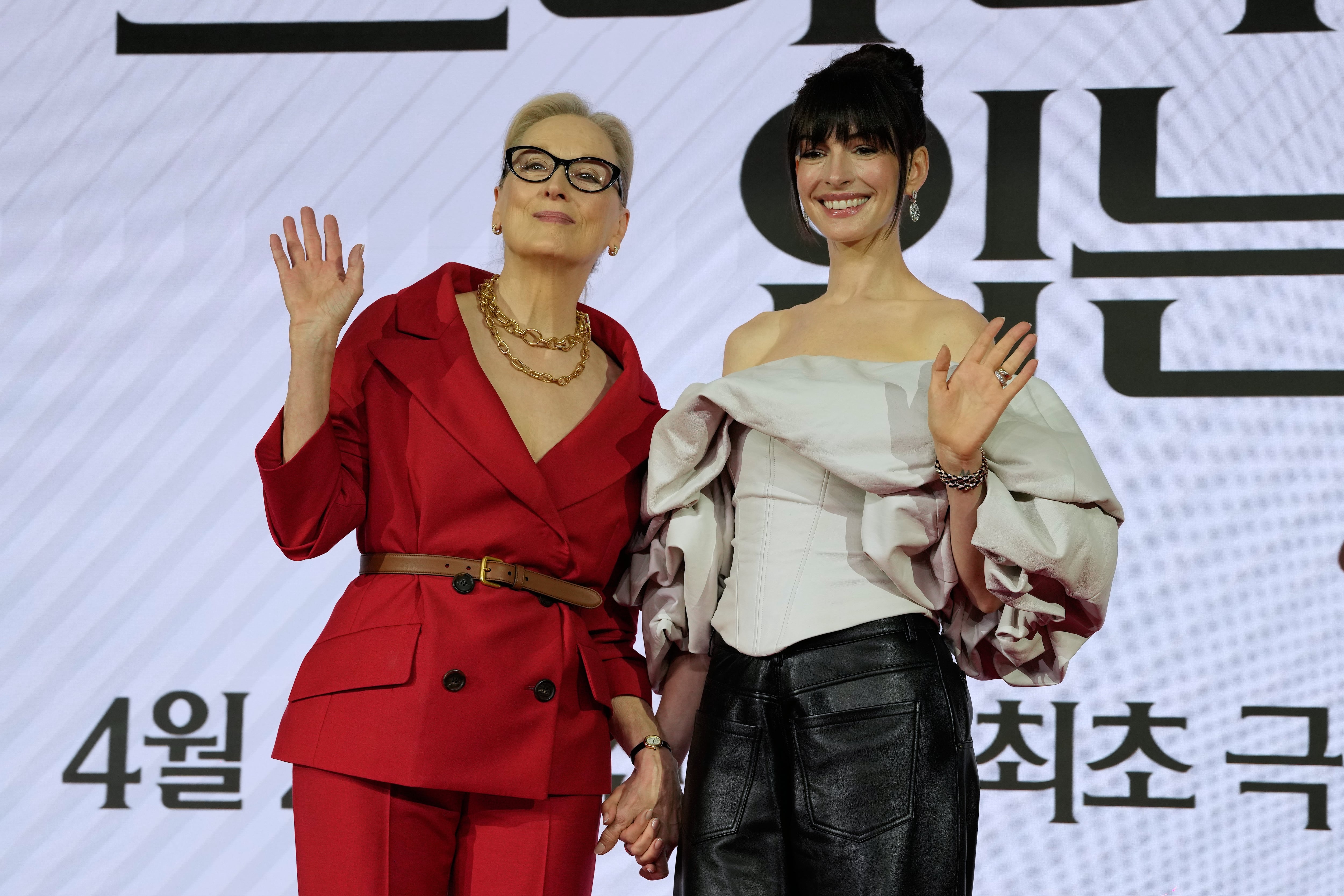 Streep y Hathaway durante una conferencia de prensa, en 2026