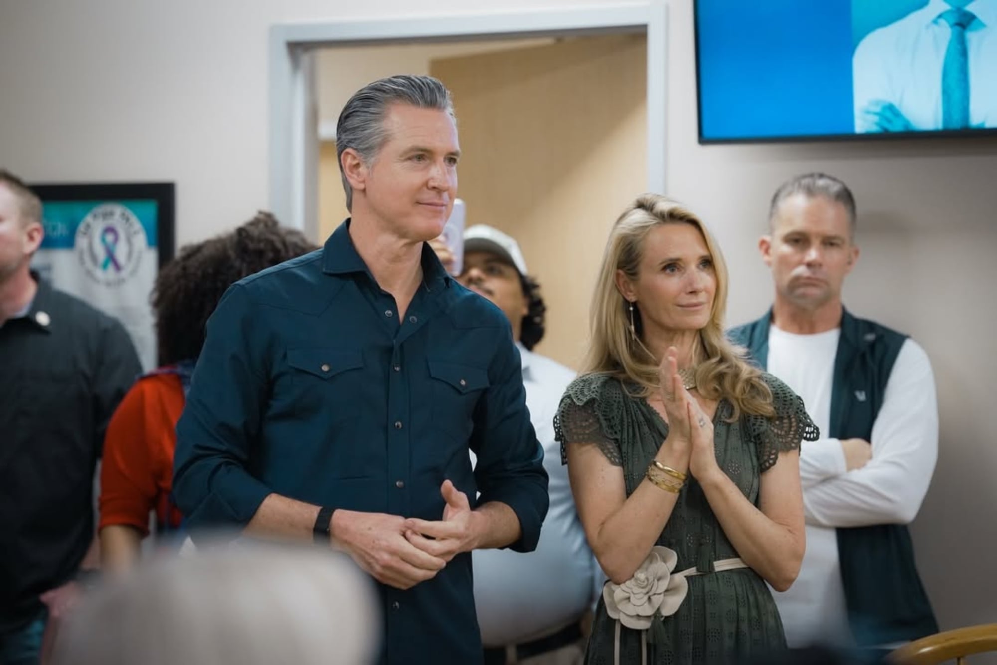 El gobernador Gavin Newsom resaltó el impacto del aumento del salario mínimo para trabajadores de restaurantes de comida rápida y sostuvo que