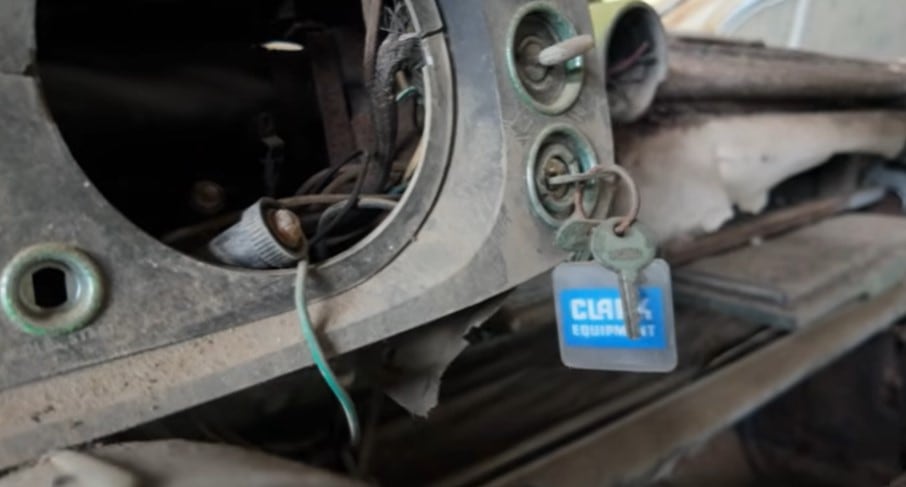 Entraron a un galpón abandonado, encontraron una colección de autos invaluables, pero un detalle les llamó la atención 12 Rover P5