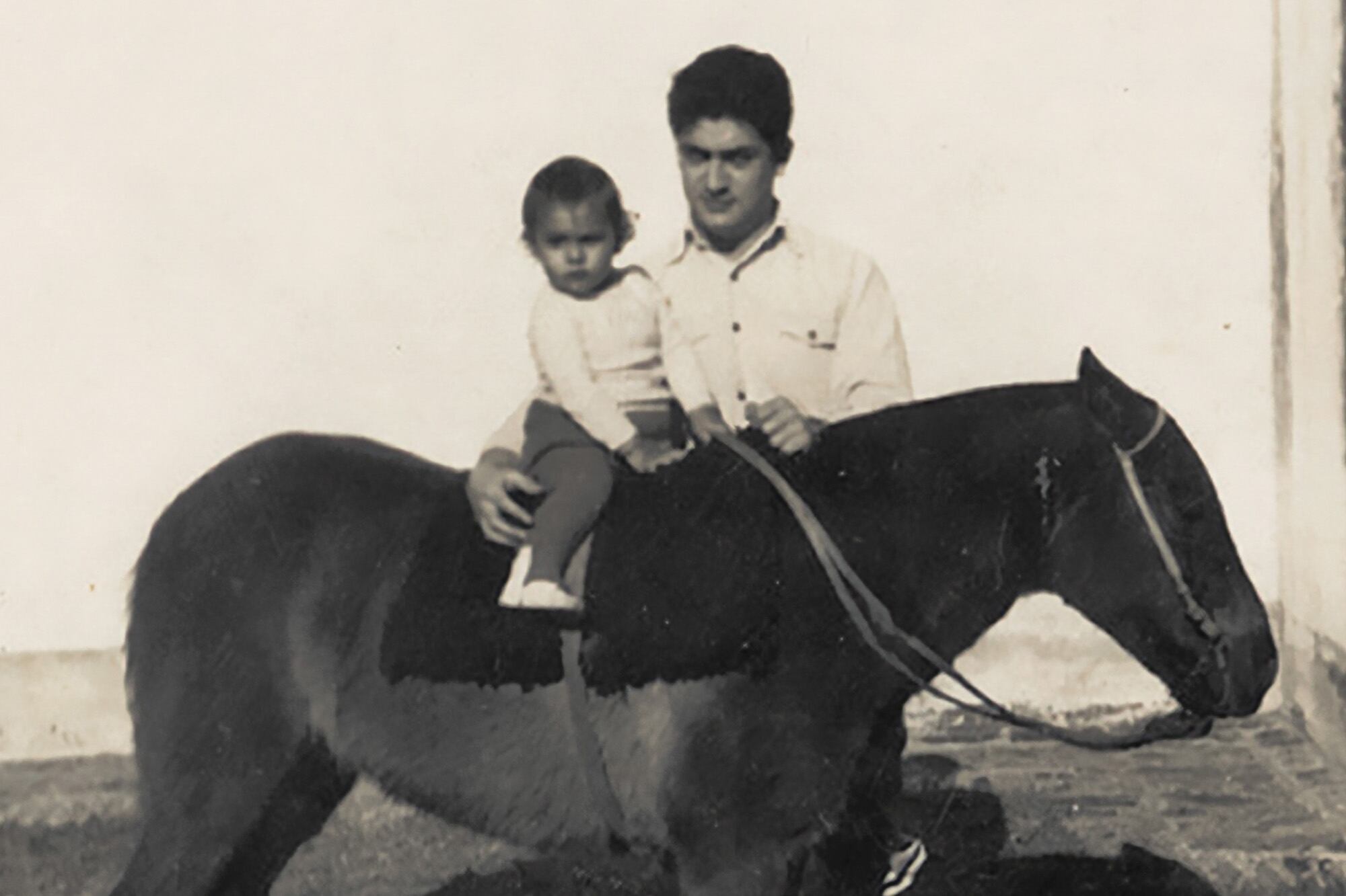 Juanchi, su primogénito, que llegó a seguir sus pasos en el automovilismo y murió en 1979, cuando chocó en la ruta de Balcarce a Mar del Plata
