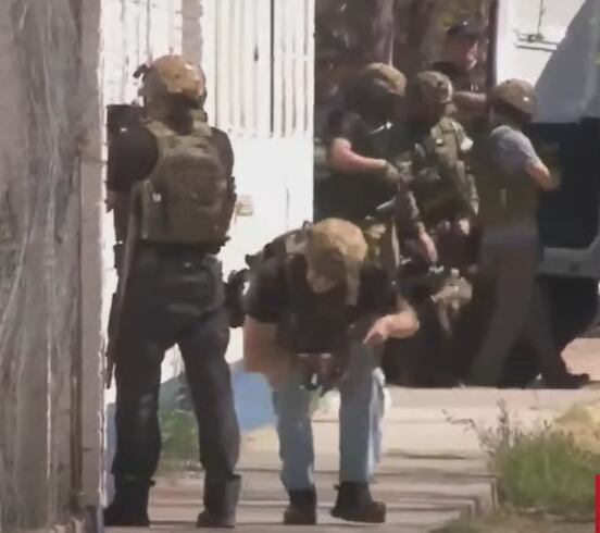 Momento en el que el operativo policial bordea la escuela