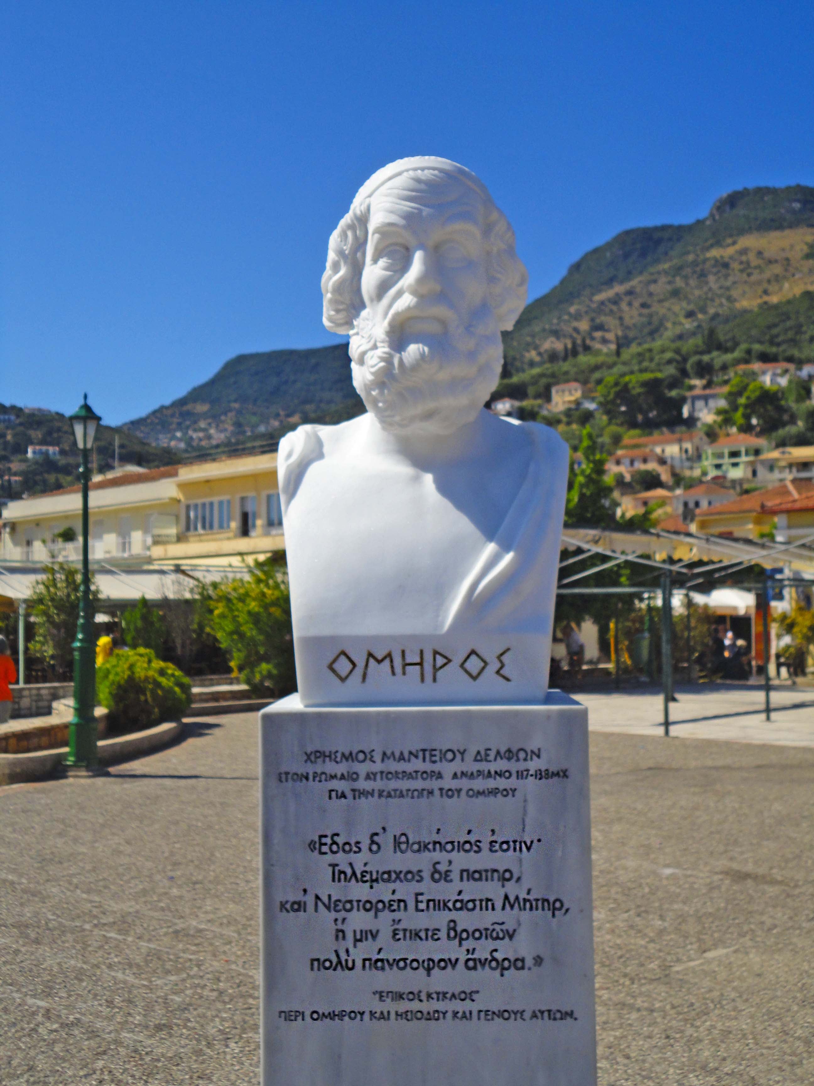 Homenaje a Homero en la plaza principal de Vathi, la capital de Ítaca