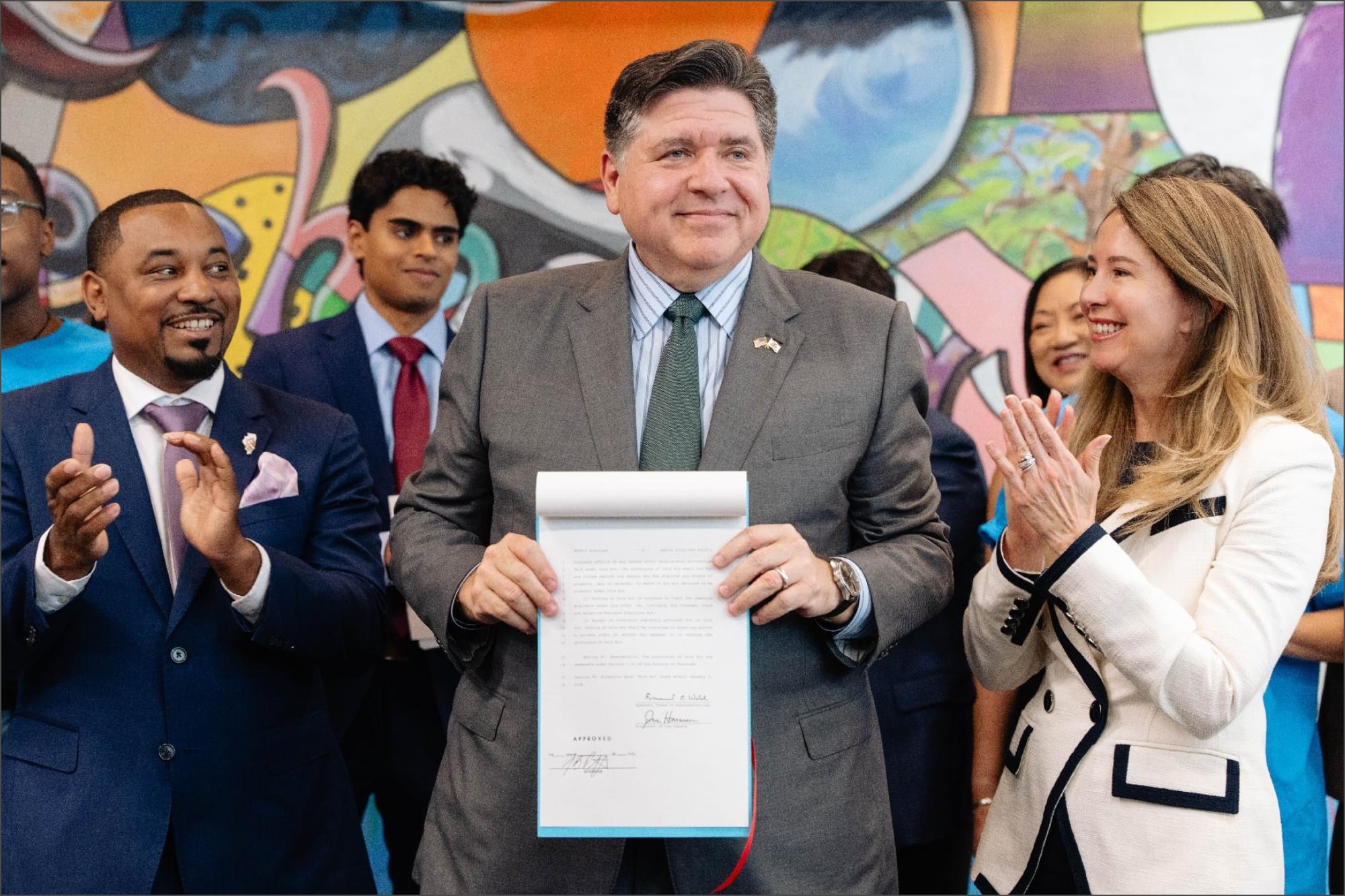Pritzker firma la ley SB 3777 que protege a los habitantes de Illinois frente a políticas y prácticas discriminatorias