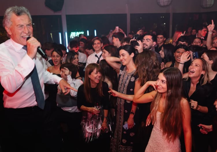 Con micrófano en mano sobre la tarima durante el festejo de los 15 años de su hija Antonia