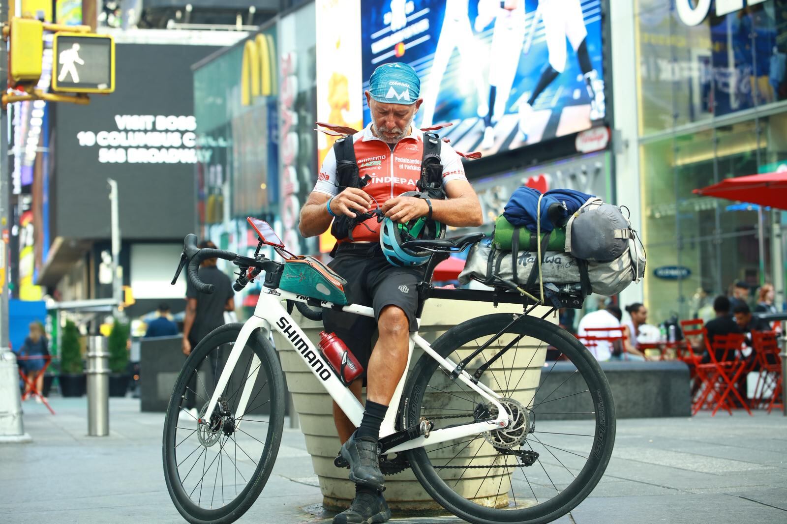 Alejandro Carcano, agotado pero feliz, en Times Square, tras haber pedaleado durante tres meses