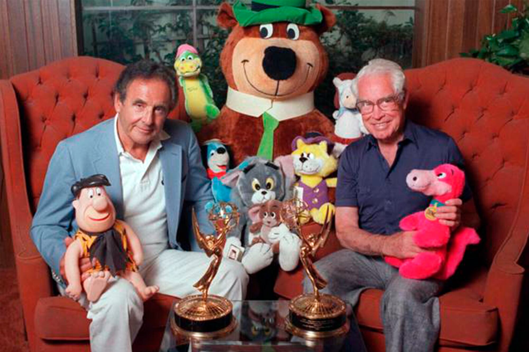 Barbera y Hanna posaron junto a algunos de sus personajes allá por 1988