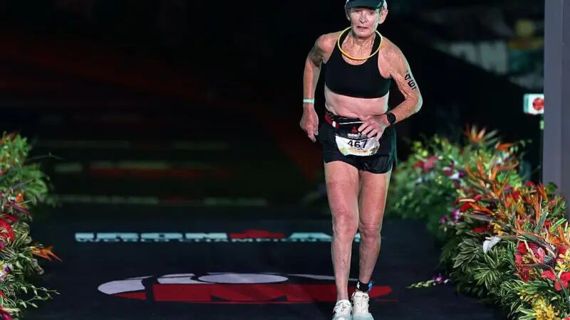 La historia de la mujer de 80 años que se convirtió en la más longeva en terminar el IronMan 7 Natalie Grabow es una atleta estadounidense de 80 años