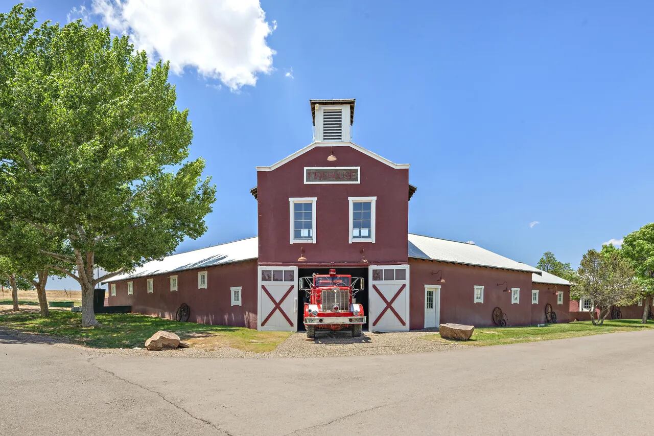 En las caballerizas de Zorro Ranch Jeffrey Epstein tenía un camión de bomberos (foto: realtor.com)