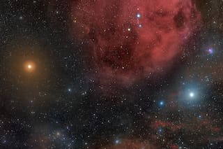 La pálida luz de una estrella agonizante en el cielo nocturno