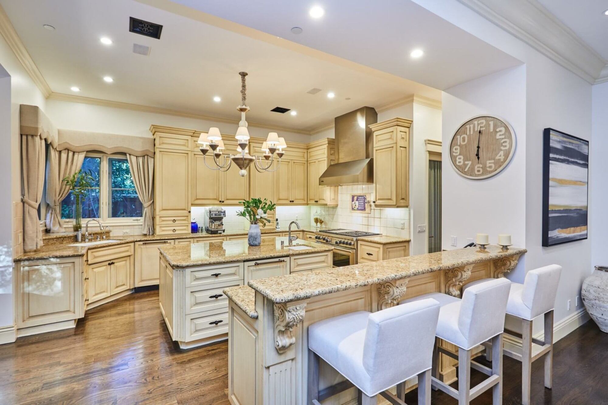 La cocina es de chef profesional y en el medio tiene una isla y una mesa de desayuno con vistas al jardín