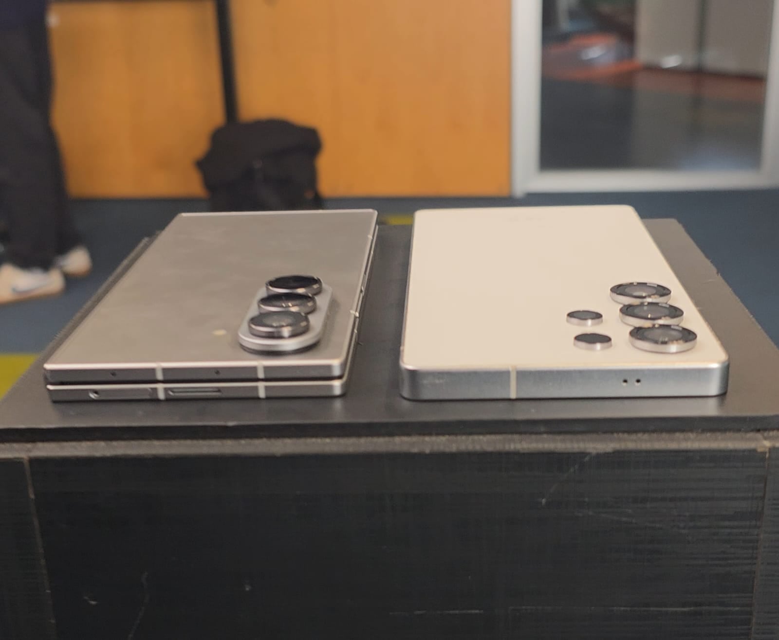 A la izquierda, un Galaxy Z Fold7 de Samsung; a la derecha, un Galaxy S25 Ultra