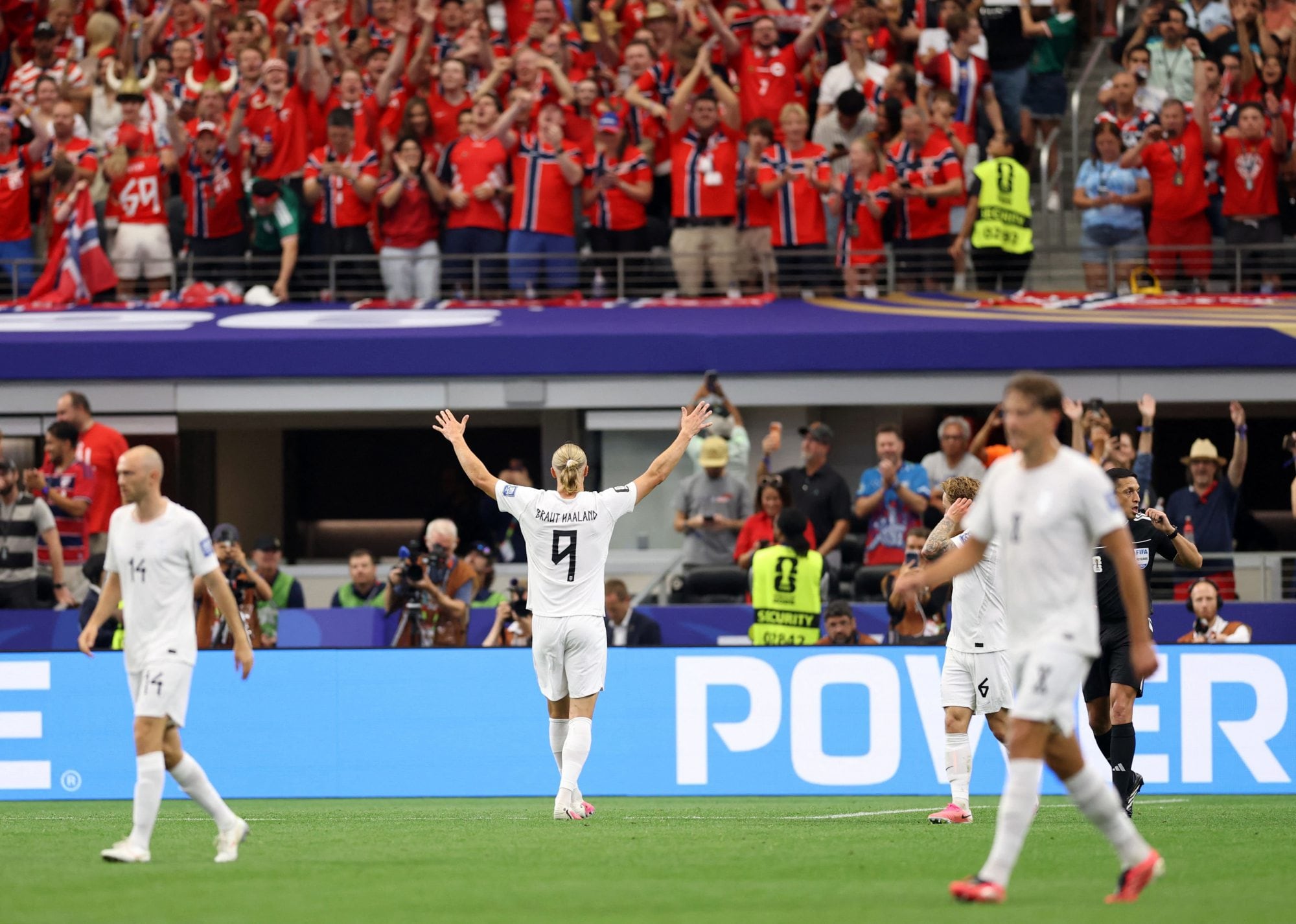 Haaland celebra el gol con los hinchas noruegos