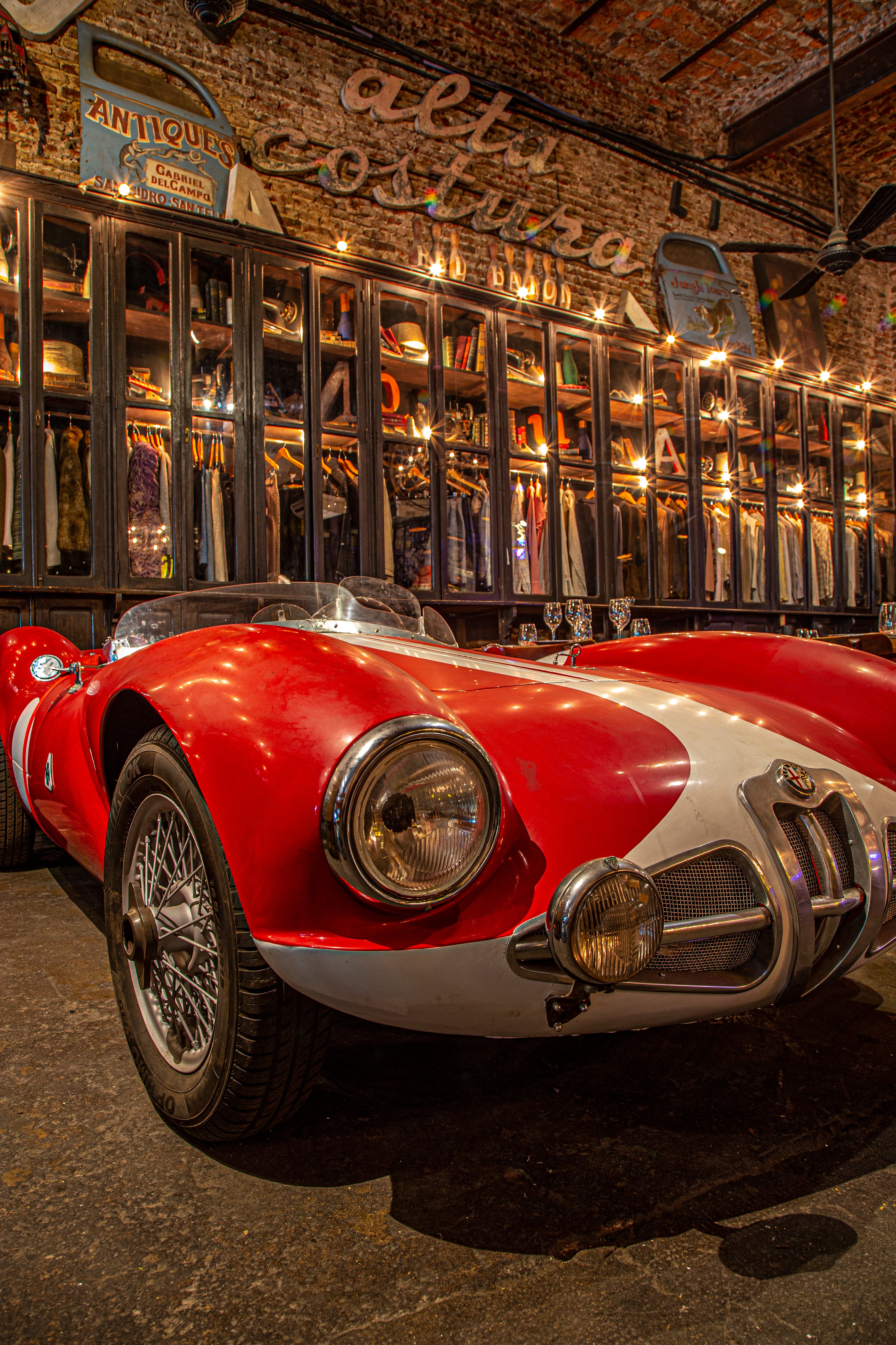 Uno de los autos de colección que se exhiben entre las mesas