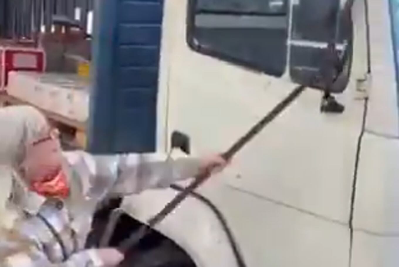 Una señora atacó a fierrazos a un camión de reparto de bebidas en Avellaneda