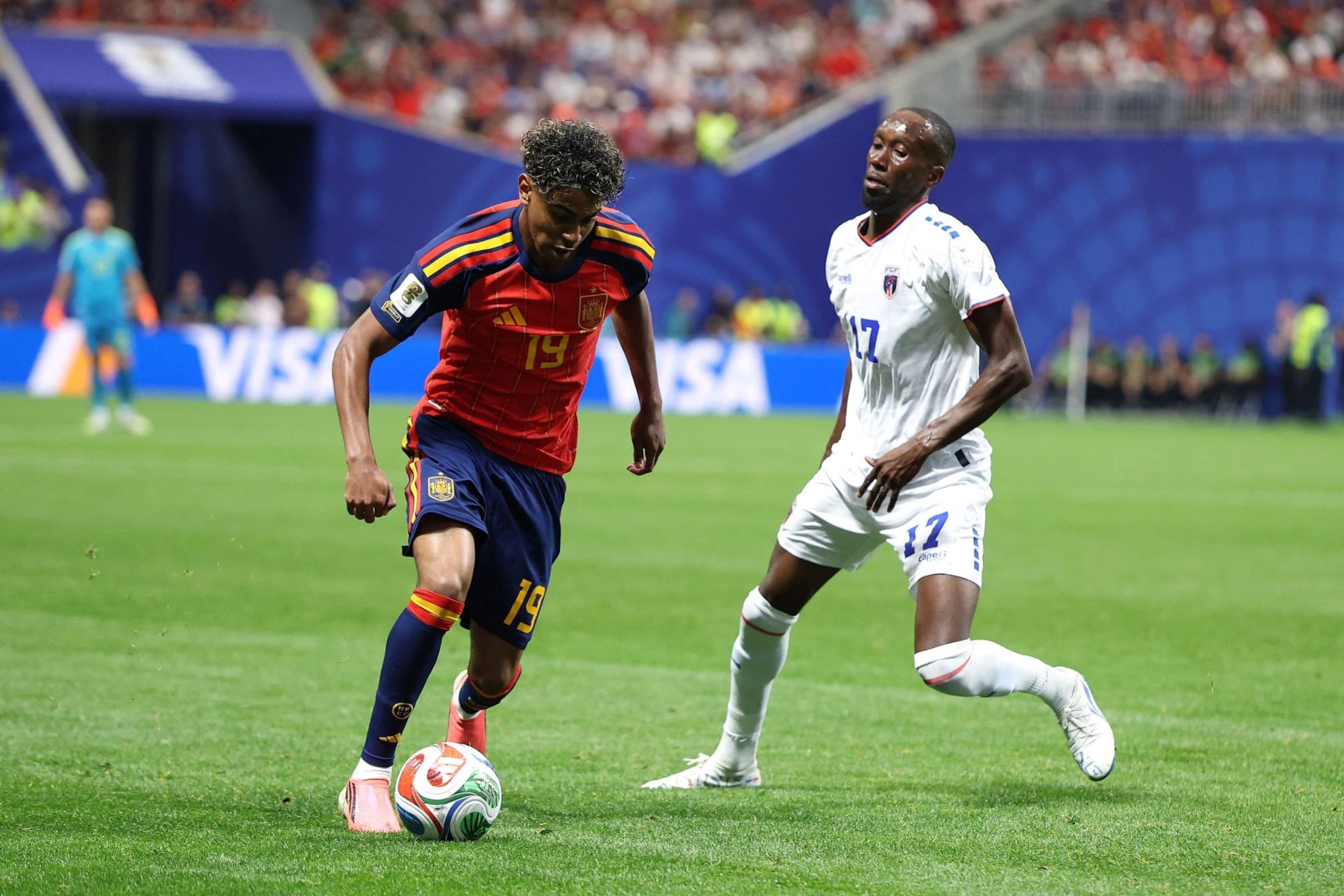 Lamine Yamal ingresó en el segundo tiempo ante Cabo Verde (en la acción ante Willy Semedo), pero tampoco pudo ayudar para conseguir a victoria
